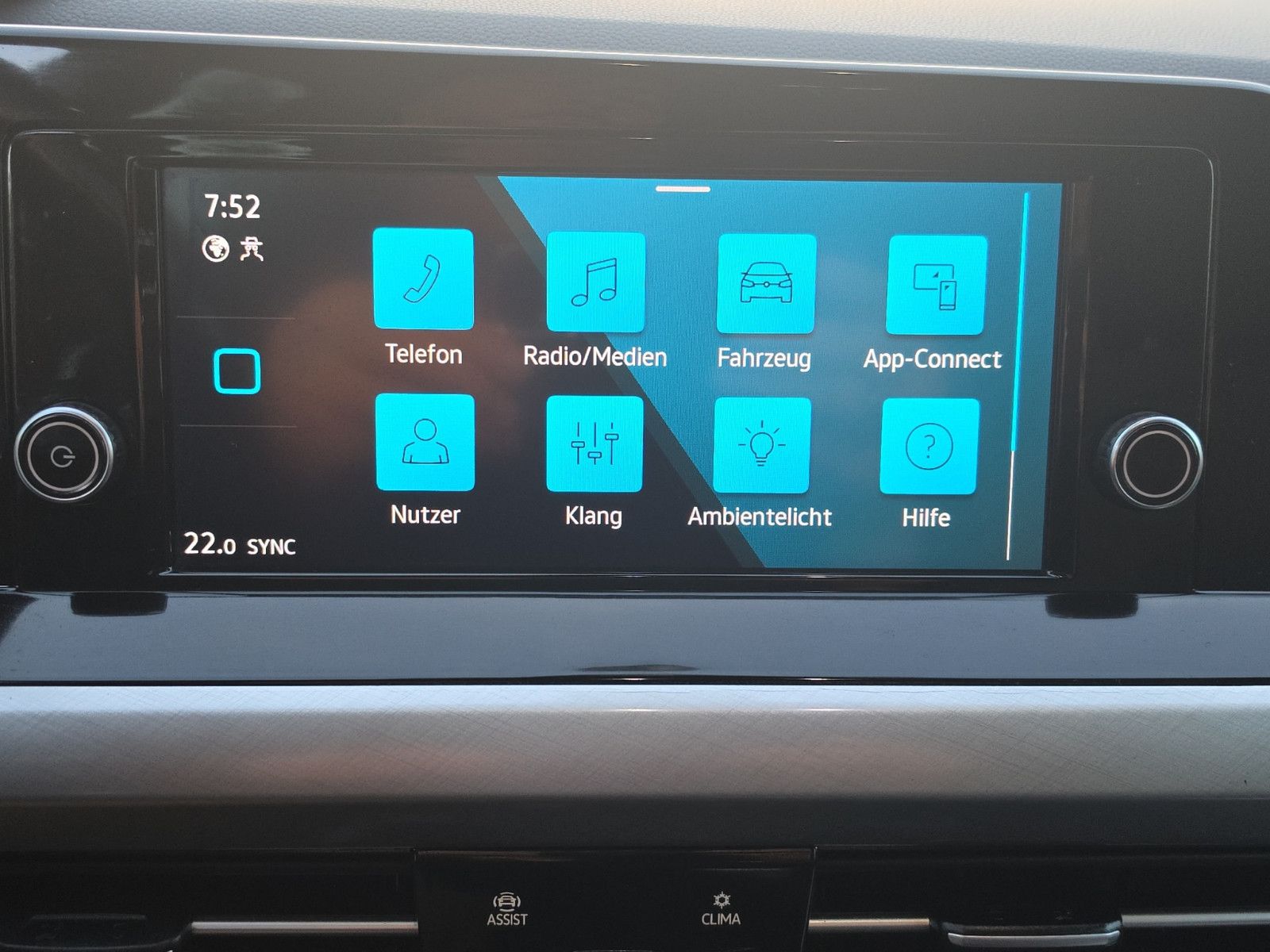 Fahrzeugabbildung Volkswagen Golf VIII Variant Life AHK ACC SHZ LED Apple Car