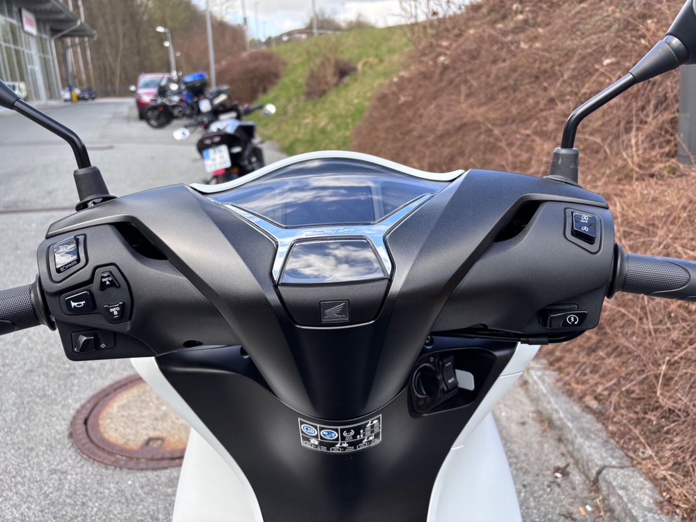 Fahrzeugabbildung Honda SH 125 i inklusive Smart-Topcase, wenig KM