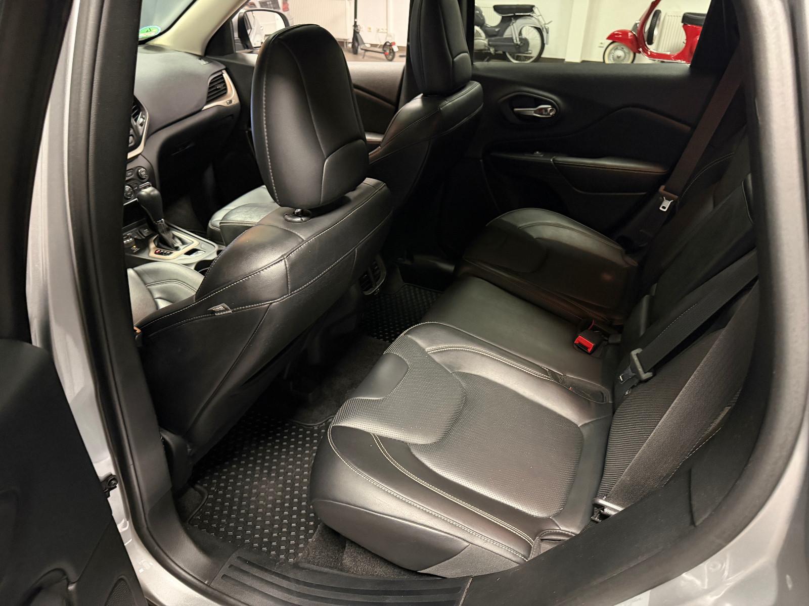 JEEP CHEROKEE 2.0 M-JET 170ch LIMITED 4WD BVA Toit pano Sièges chauffants cuir Historique présent
