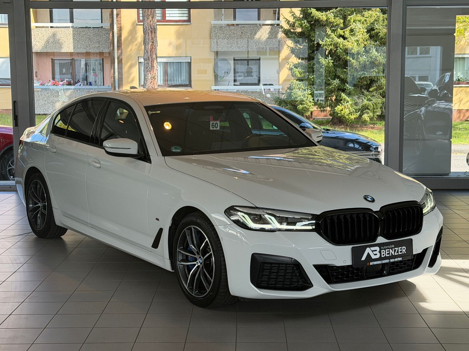 Fahrzeugabbildung BMW 530 d XDriveM Sport/M-PAKET/HARMAN-KARDON/AMBIE