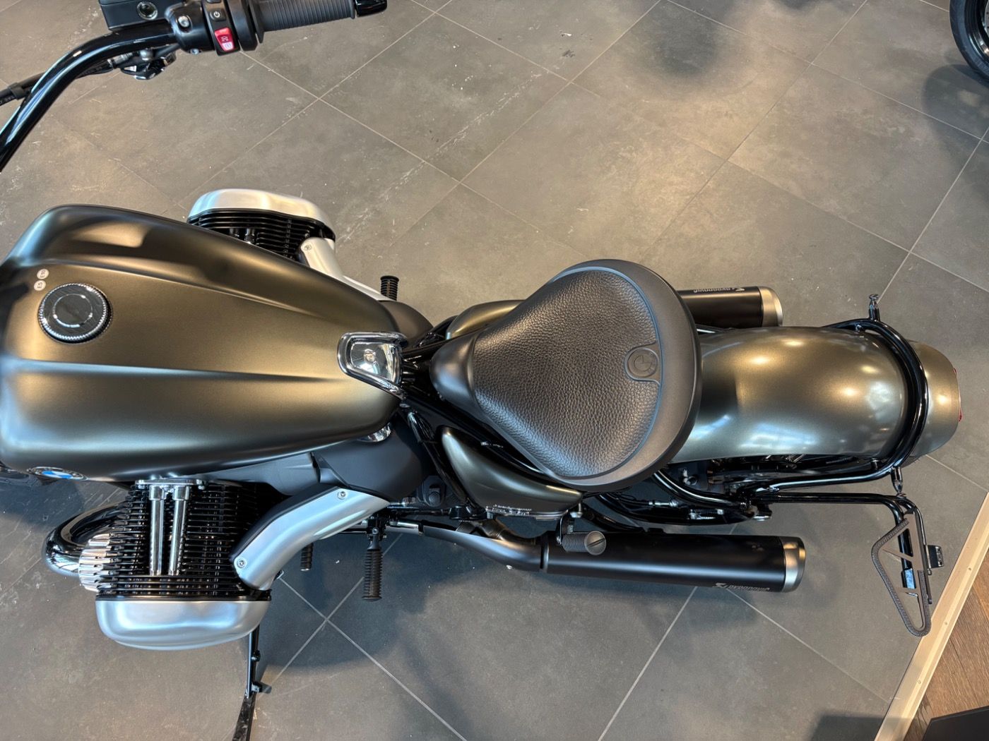 Fahrzeugabbildung BMW R 18 Bobber Akrapovic Beachbar Lenker