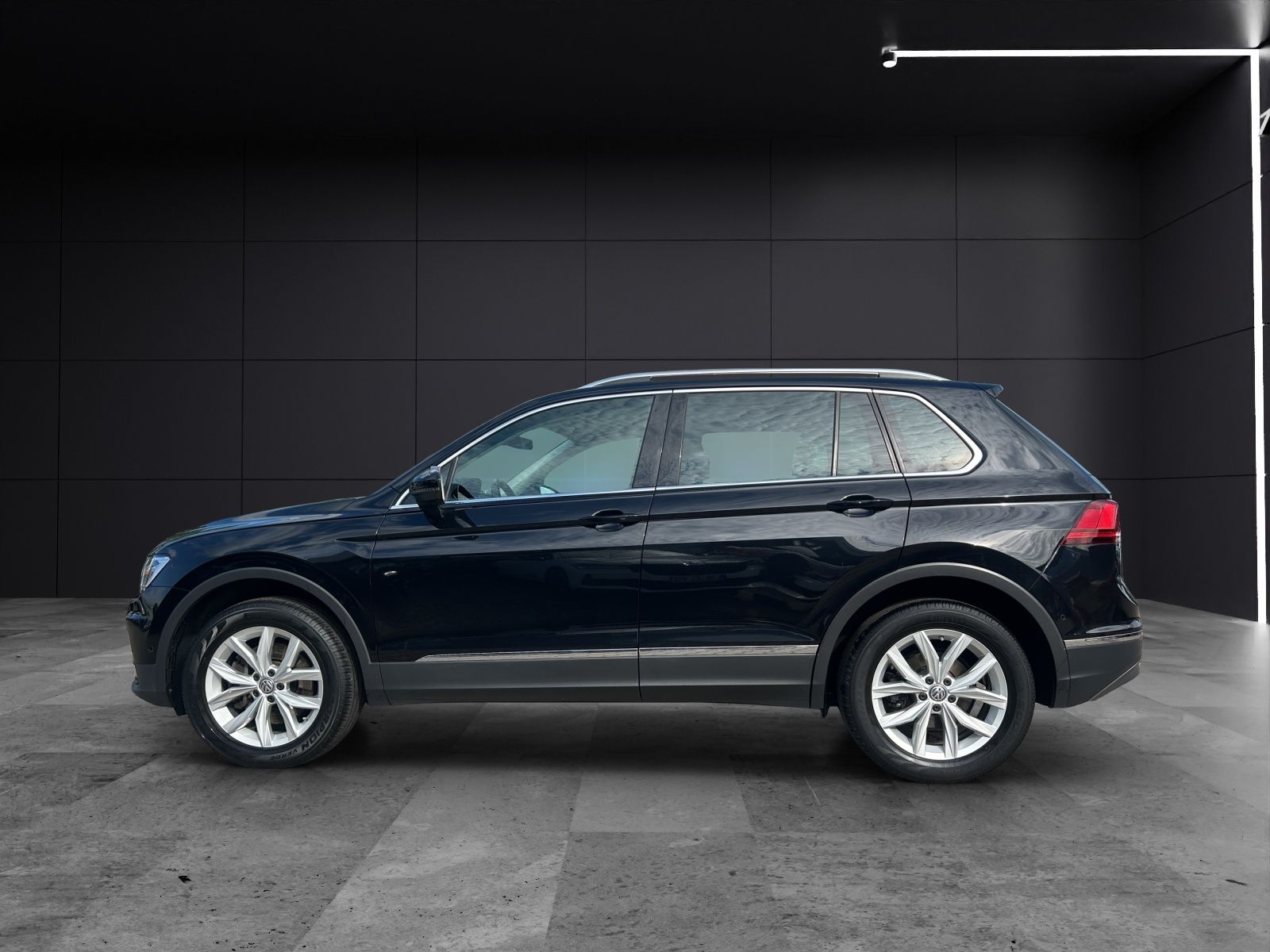 Fahrzeugabbildung Volkswagen Tiguan TDI HL 4M LED STH AHK Navi AID ACC SHZ RF