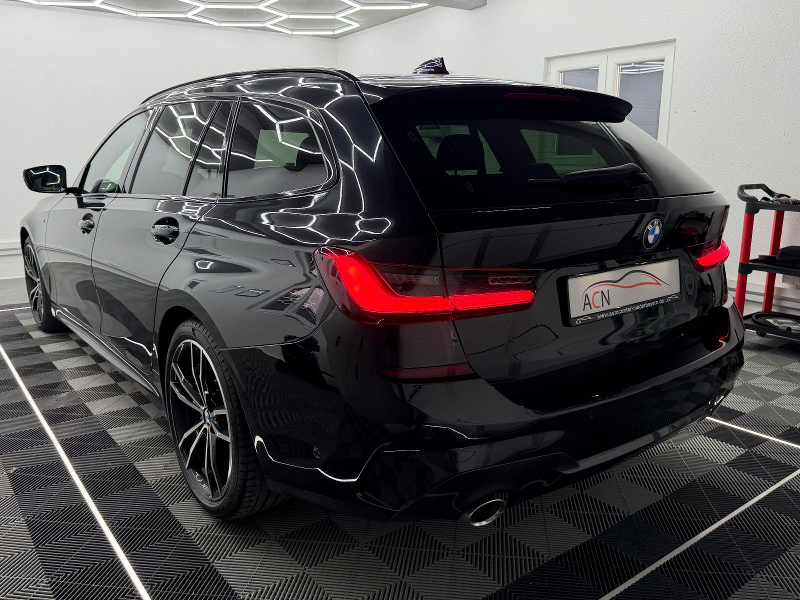 Fahrzeugabbildung BMW 320d xDrive M-SPORT/STZHG/AHK/DRIVING ASS+/DISPL