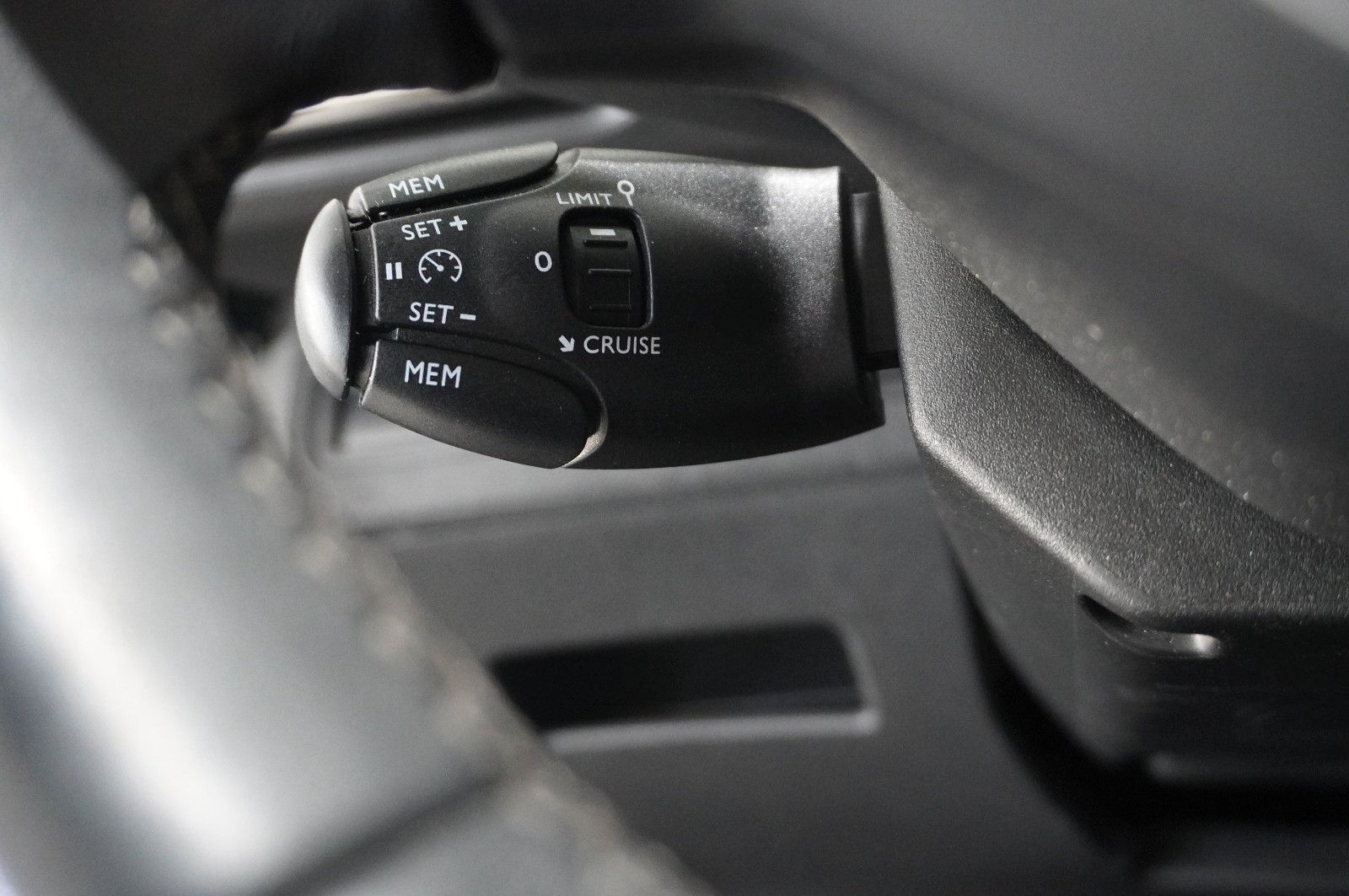 Fahrzeugabbildung Peugeot 5008 1.5D ALLURE NAVI/LED/KAMERA/VIRT/SH/DAB/AHK