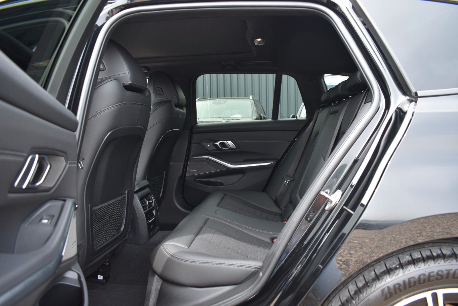 Fahrzeugabbildung BMW 330d Touring Facelift Panorama 1 Hand H&K