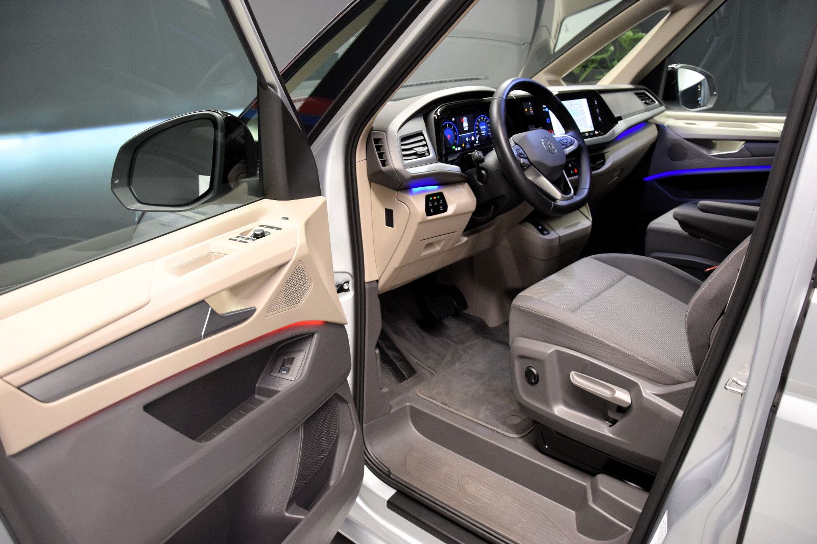 Fahrzeugabbildung Volkswagen T7 Multivan Edition vis-a-vis Standhzg Pano ACC