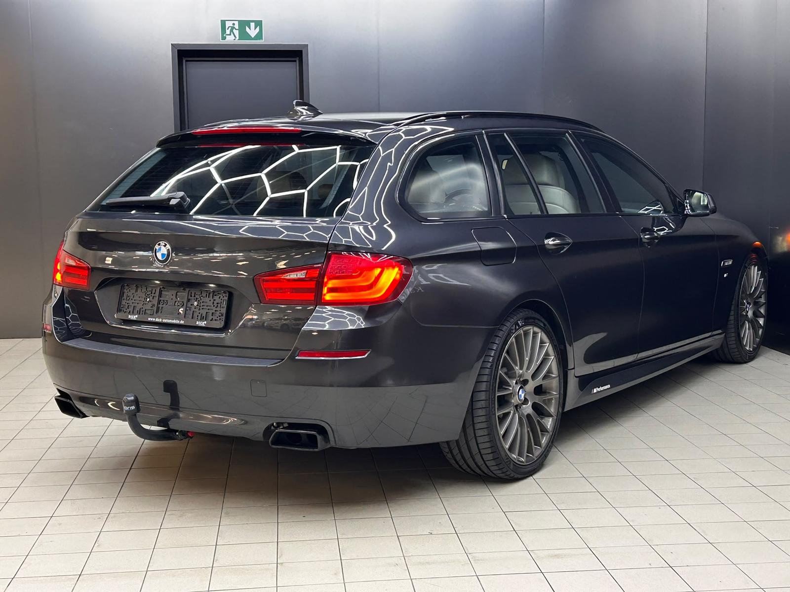 BMW 550i Touring | 408 ch | BVA | Affichage tête haute | Chauffage auxiliaire | Sièges chauffants avant/arrière | Soft Close | Attelage fixe