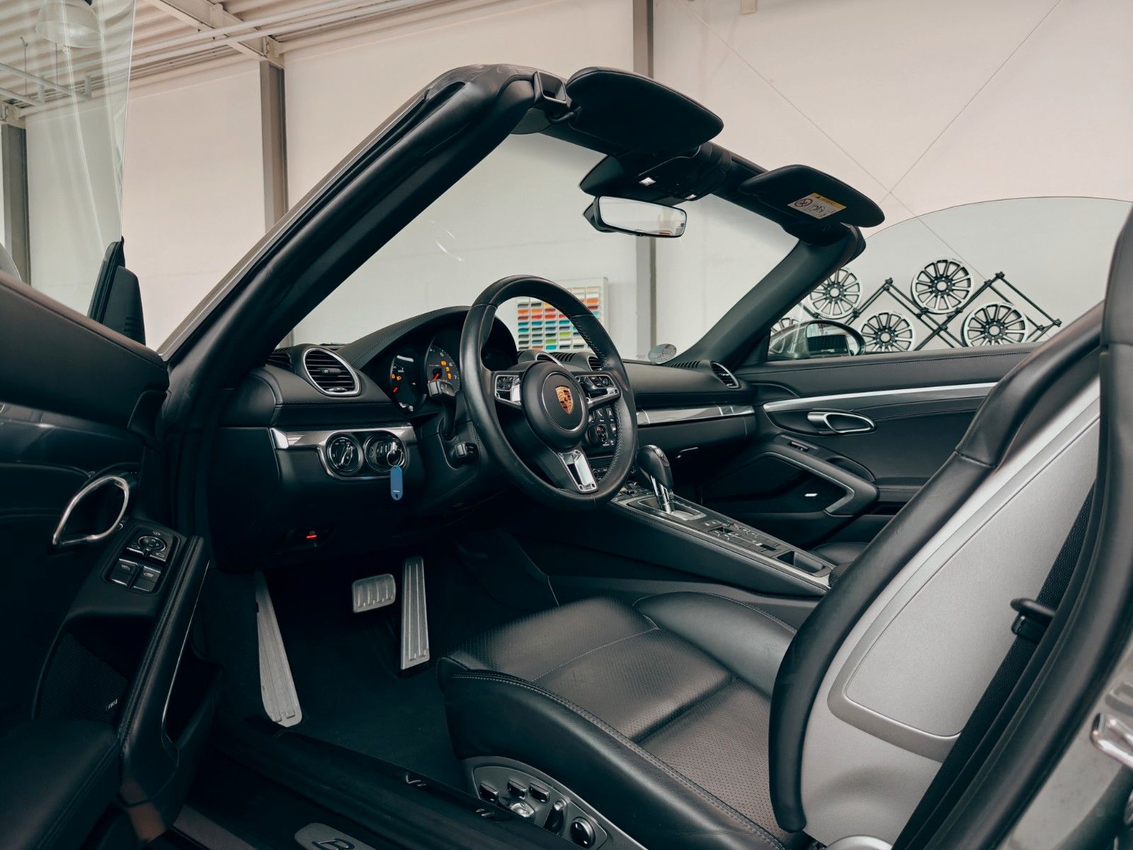Fahrzeugabbildung Porsche BOXSTER S - 718 AVENTURINGRÜN METALLIC