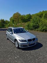 BMW 318i Kombi Aut. Xenon Nav Panorama Topzustand! - BMW 318 aus 2011: Kombi