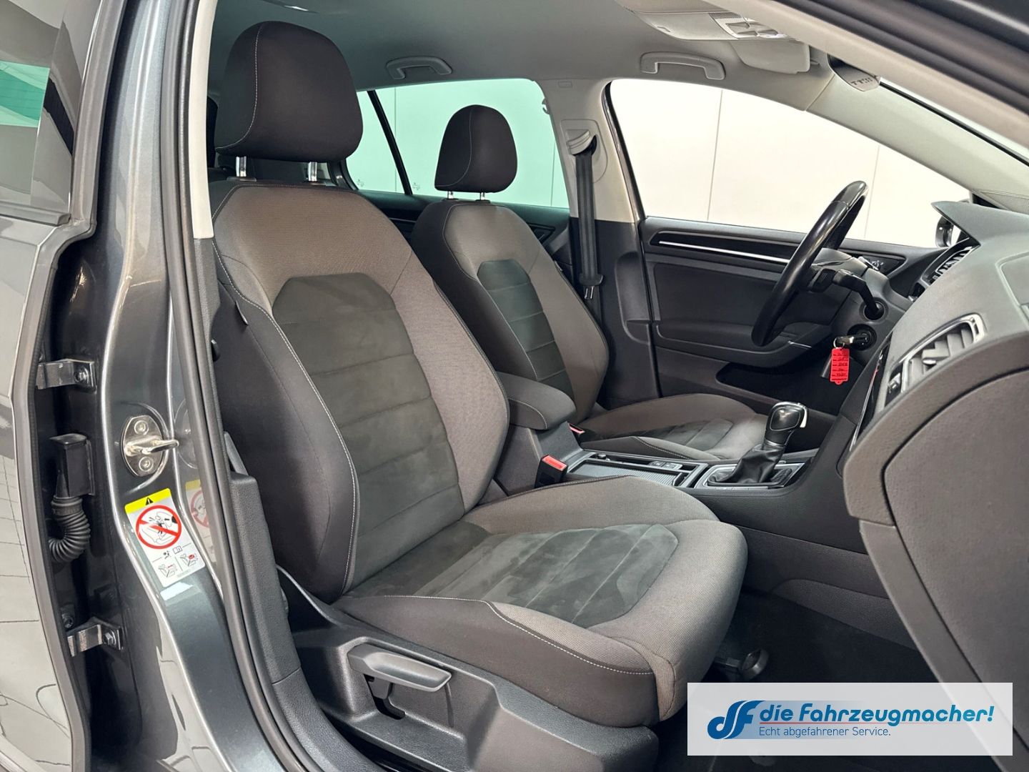 Fahrzeugabbildung Volkswagen Golf VII Highline R-Line Sportpaket Navi LED ACC
