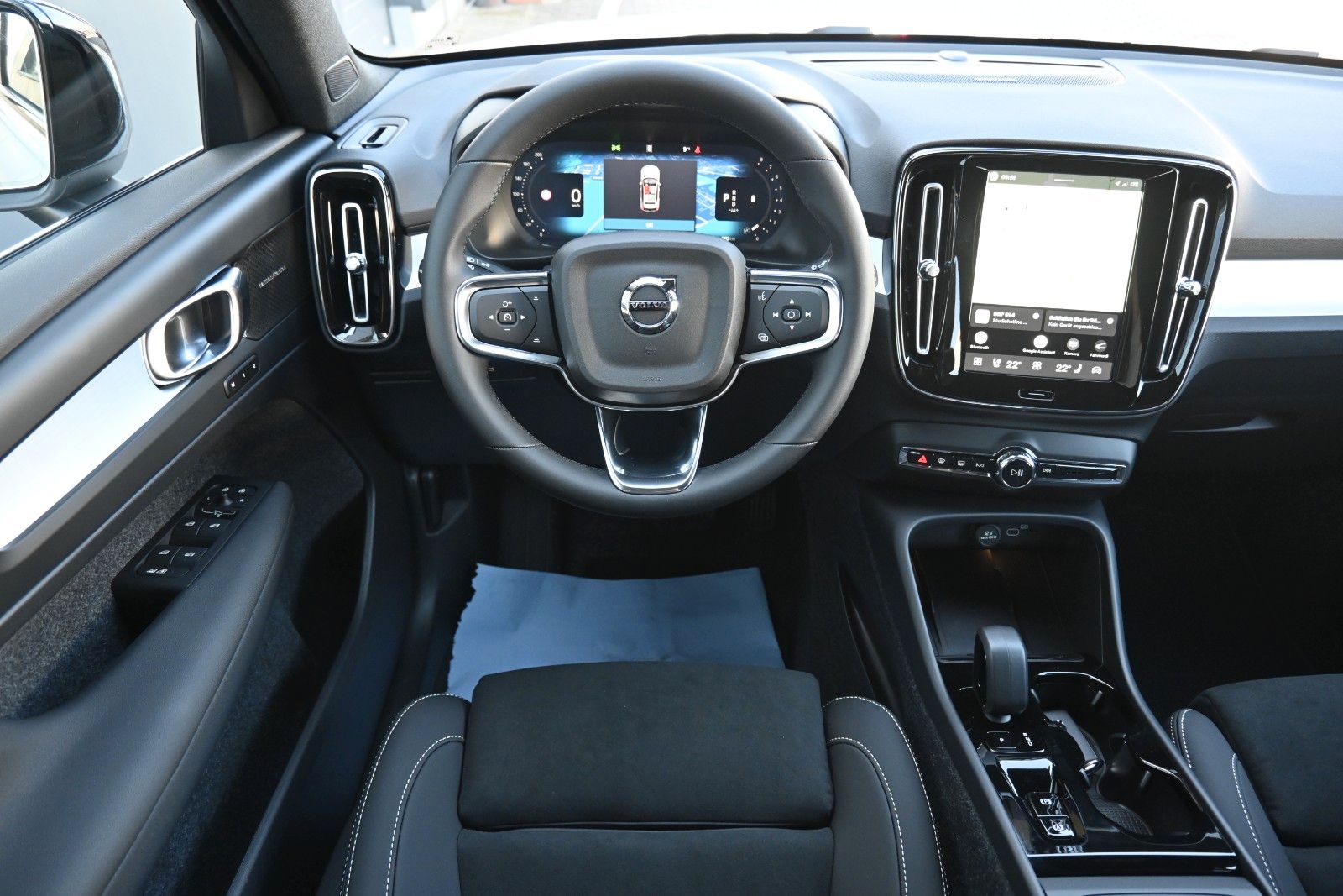 Fahrzeugabbildung Volvo XC40 B4 DKG Plus Black Edition*FSHZG*360°*ACC
