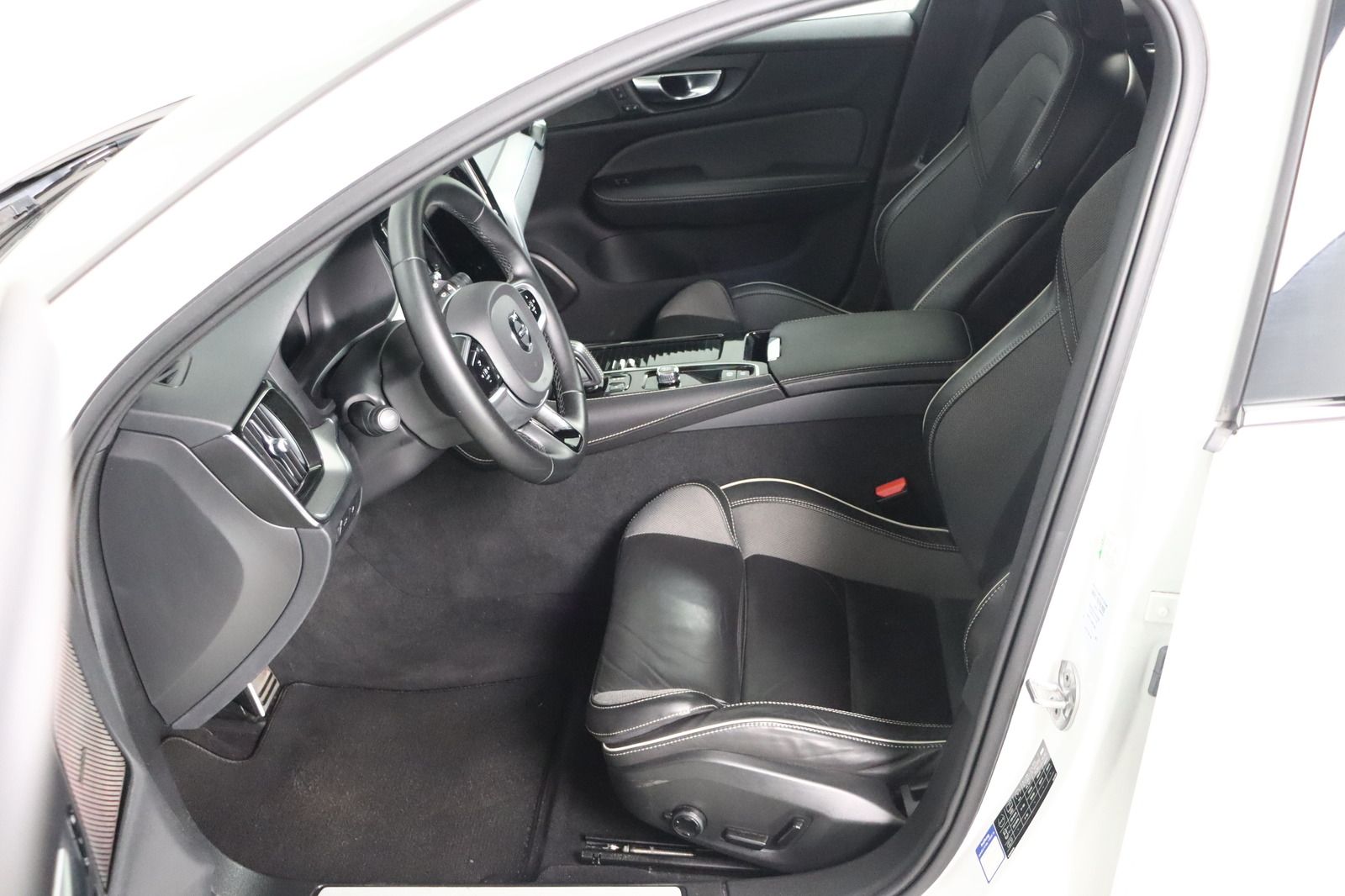 Fahrzeugabbildung Volvo V60 Kombi T8 R-Line AWD Recharge R Design Rechar