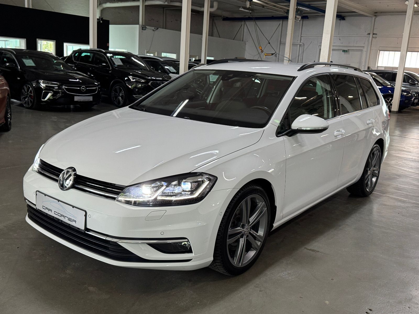 Fahrzeugabbildung Volkswagen Golf VARIANT 2.0 TDI DSG R-LINE SPORTPAKET VOLL