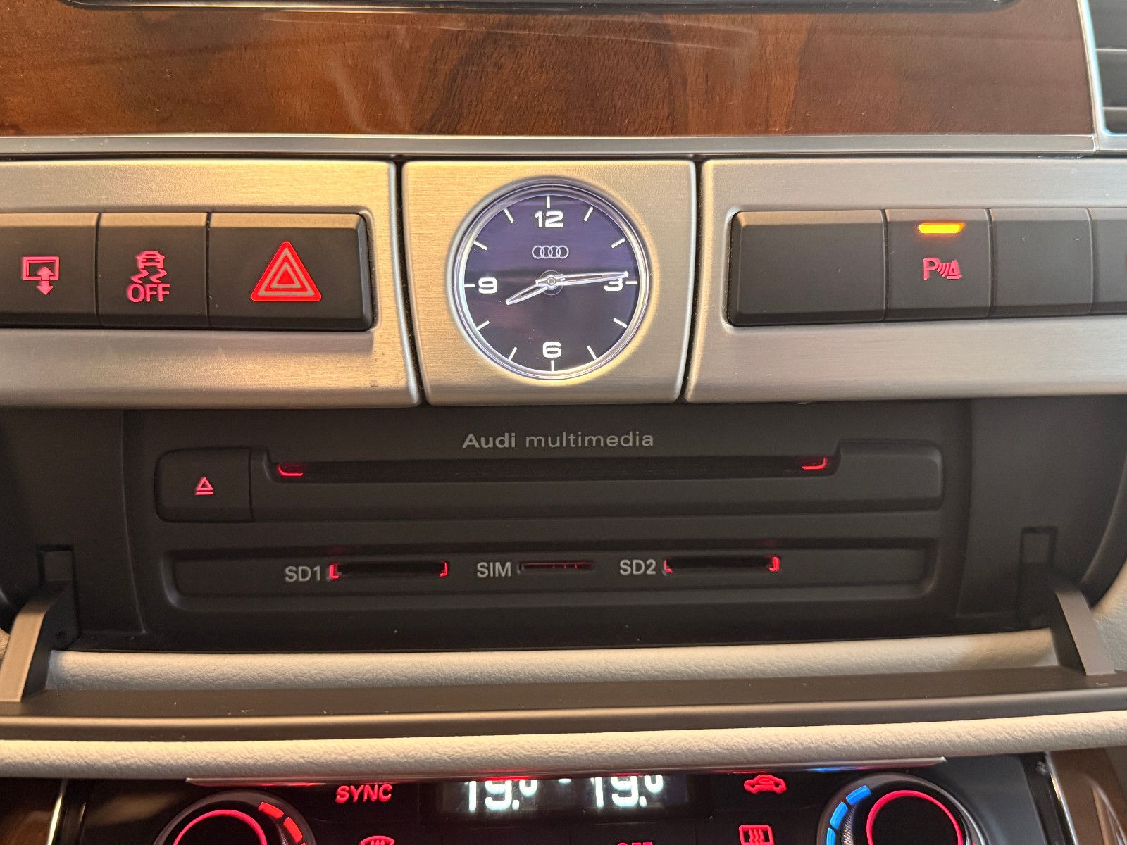 Fahrzeugabbildung Audi A8 4.2 TDI quattro/SCHIEBEDACH/LED/ACC/FACELIFT