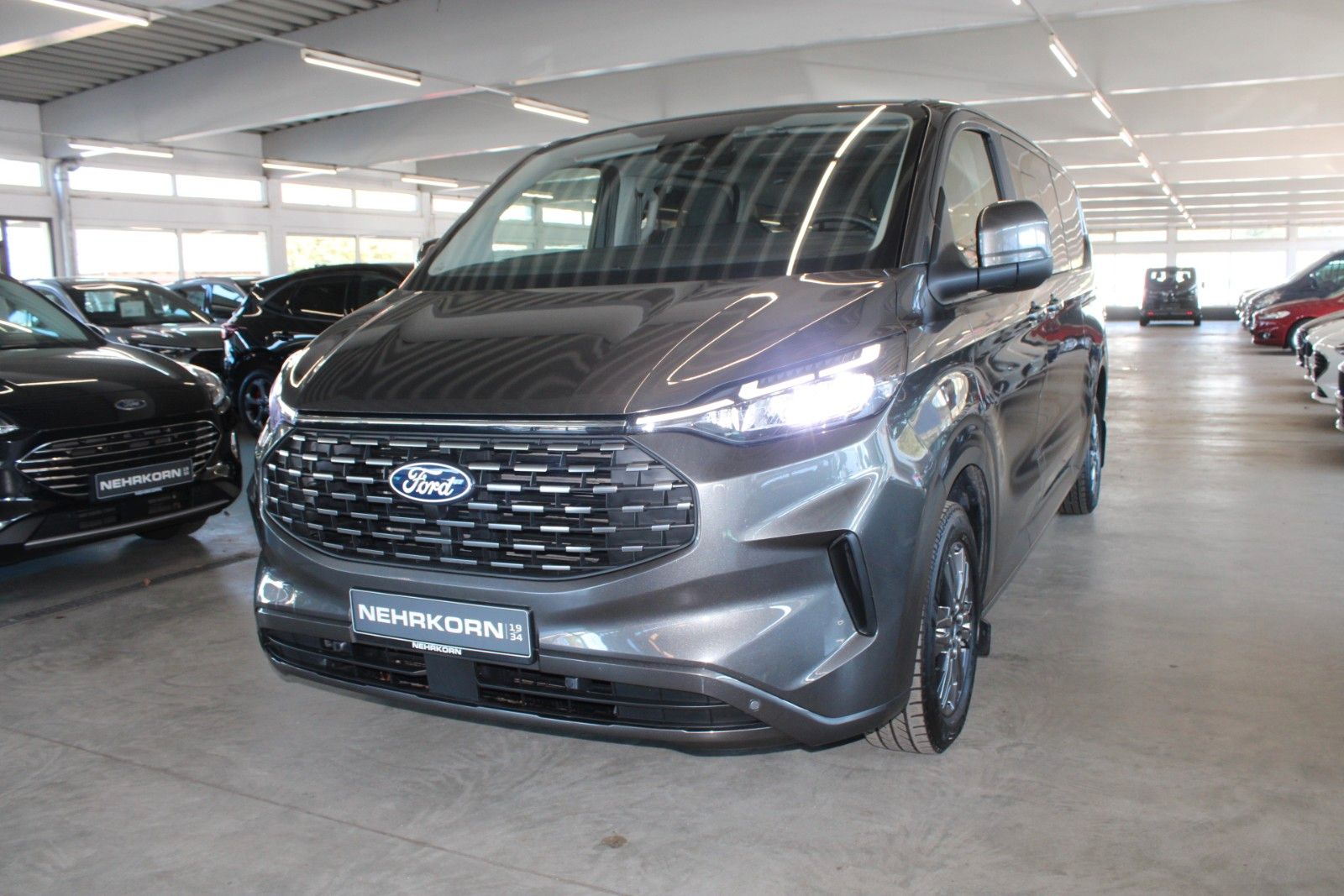 Fahrzeugabbildung Ford Tourneo Custom L2 8-Sitzer Titanium AHK LED ACC