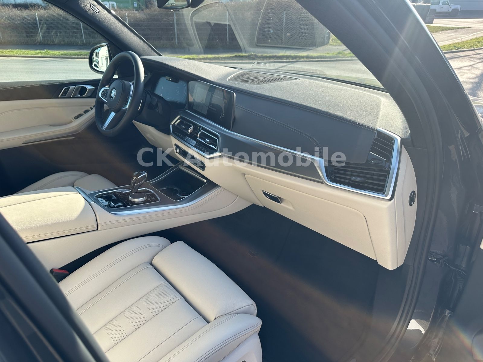 Fahrzeugabbildung BMW X5 xDrive 30d M-Sport/Navi/Head-Up/LED/22 Zoll