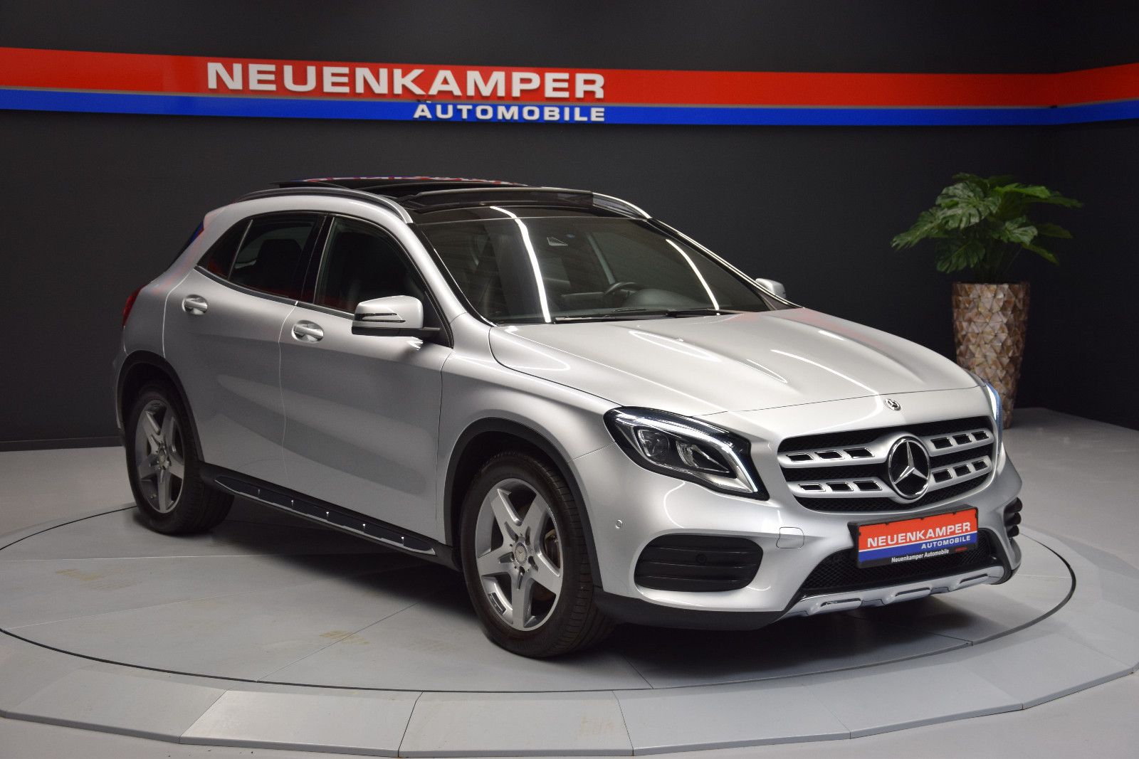 MERCEDES-BENZ GLA 250 7G-DCT AMG Pano Temp. LED Kamera 18``