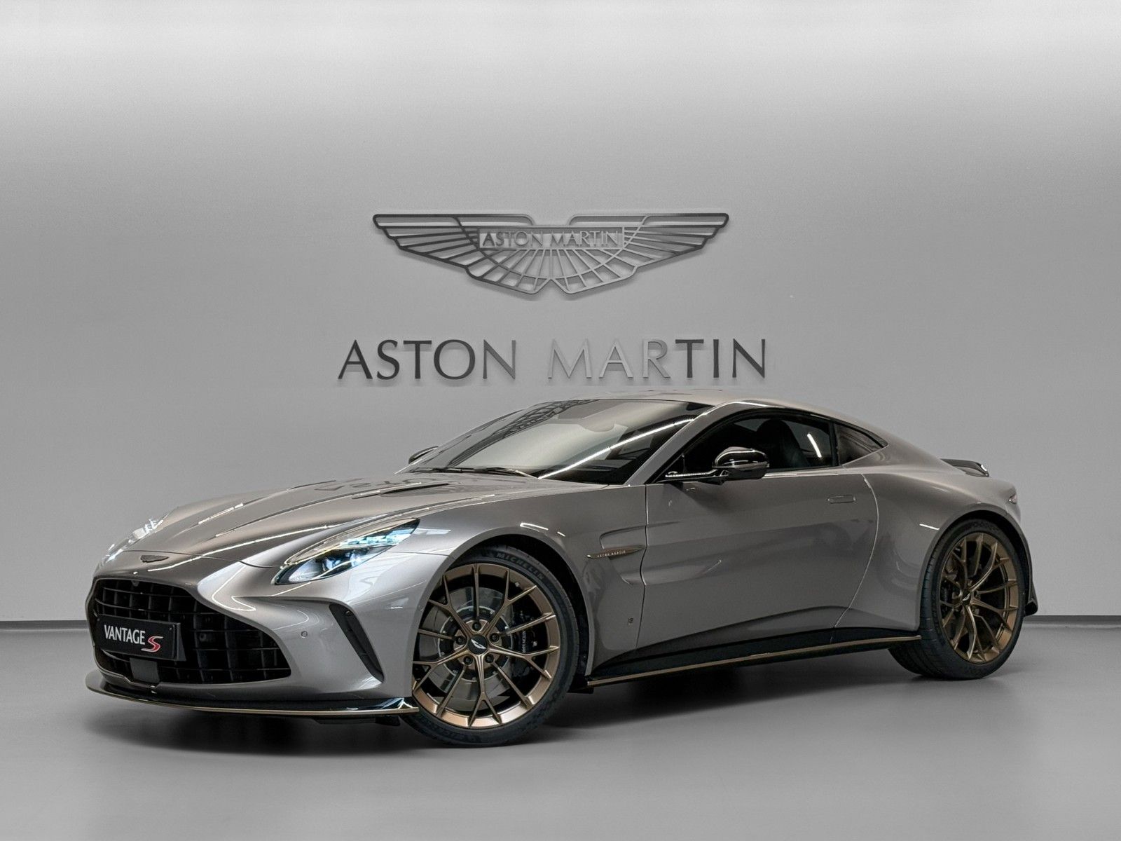 Aston Martin NEW Vantage S | Exclusive Q Bronze Pack imagem 3