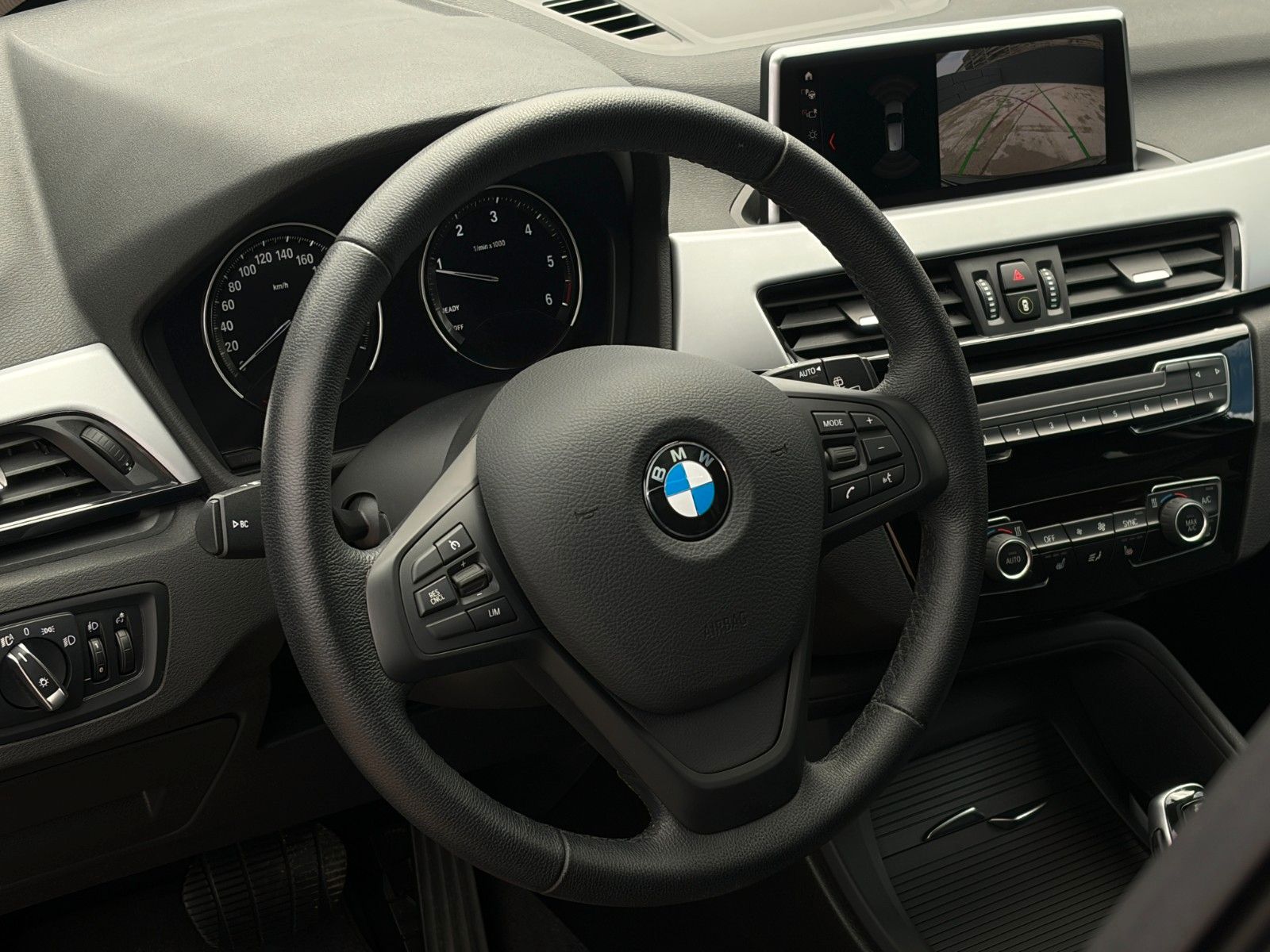 Fahrzeugabbildung BMW X1 sDrive 20d Temp. AHK PANO LED CAM KZG CarPlay