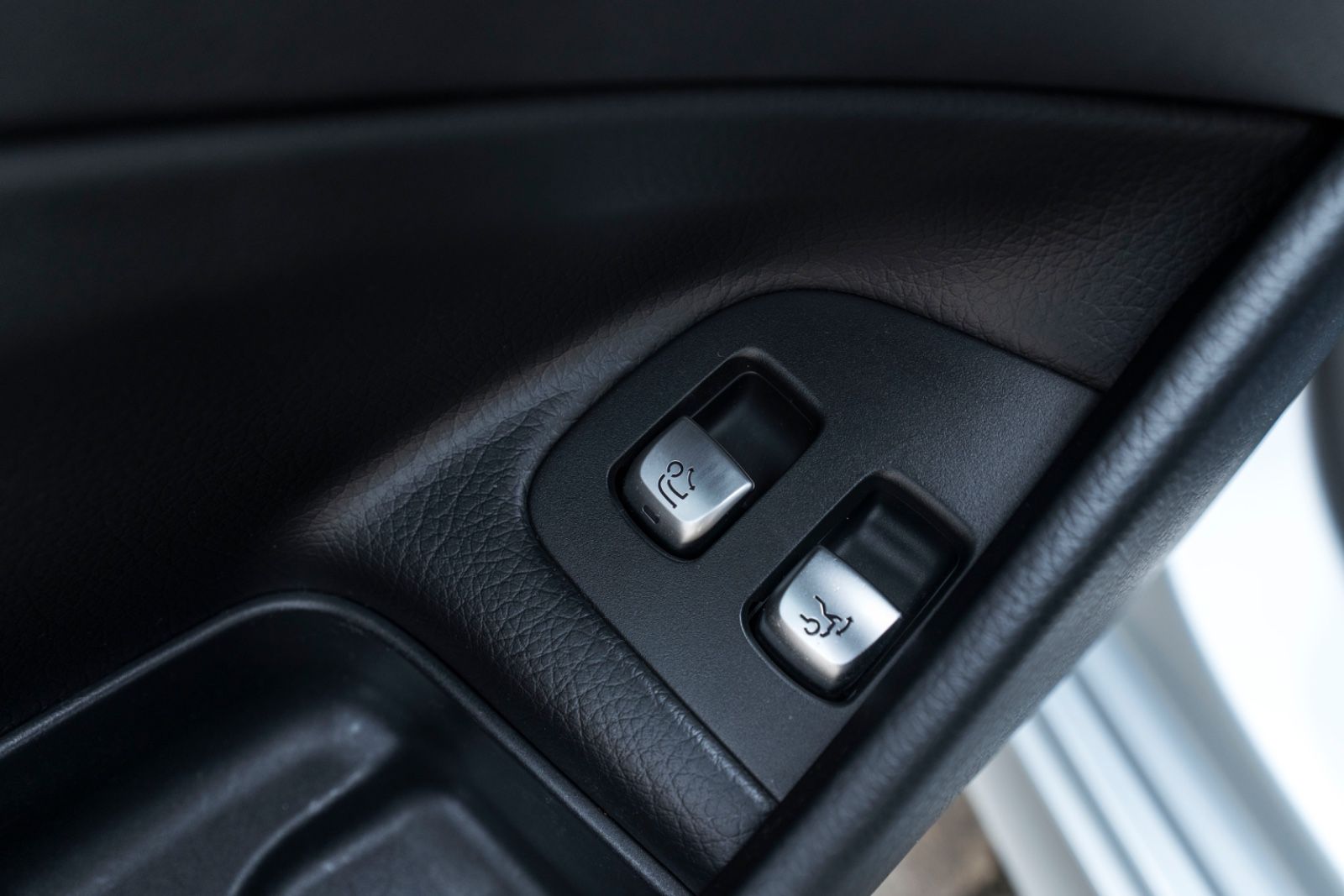 Fahrzeugabbildung Mercedes-Benz E 400 AMG 4MATIC LED KAM NAV ALC 8FACH AHK ACC