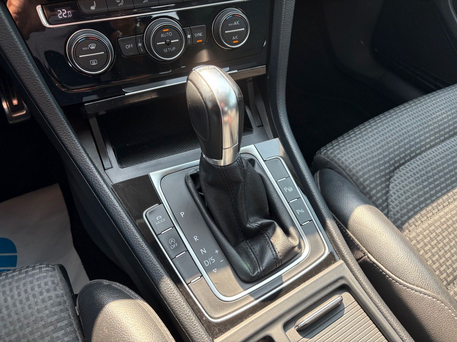 Fahrzeugabbildung Volkswagen Golf VII 2.0 TDI HIGHLINE Navi Xenon Leder SPORT