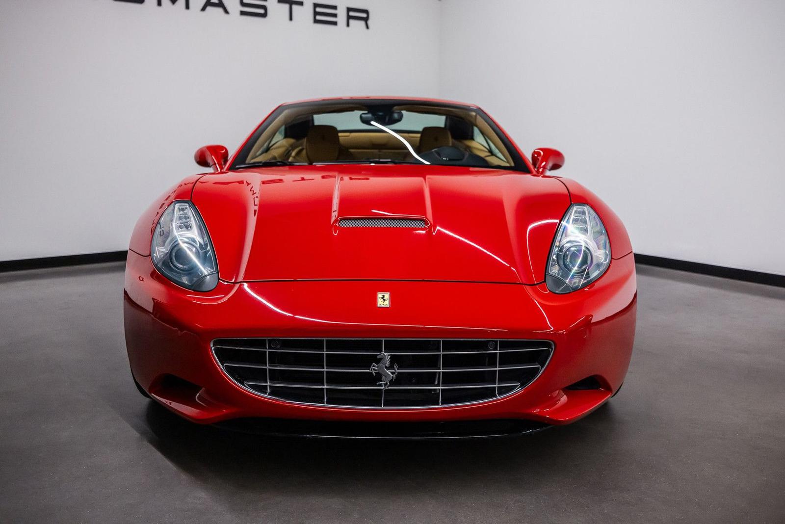 Ferrari California 30 4.3 V8 490 ch • Boîte F1 double embrayage • 29 600 km • Rouge / cuir beige
