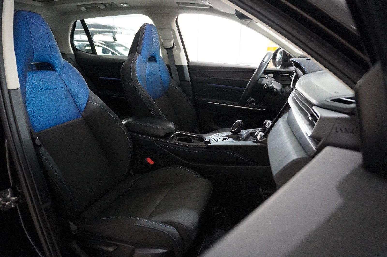 Fahrzeugabbildung Lynk&Co 01 1.5T HEV HYBRID NAVI/LED/SPORT/VIRT./PANO/DAB