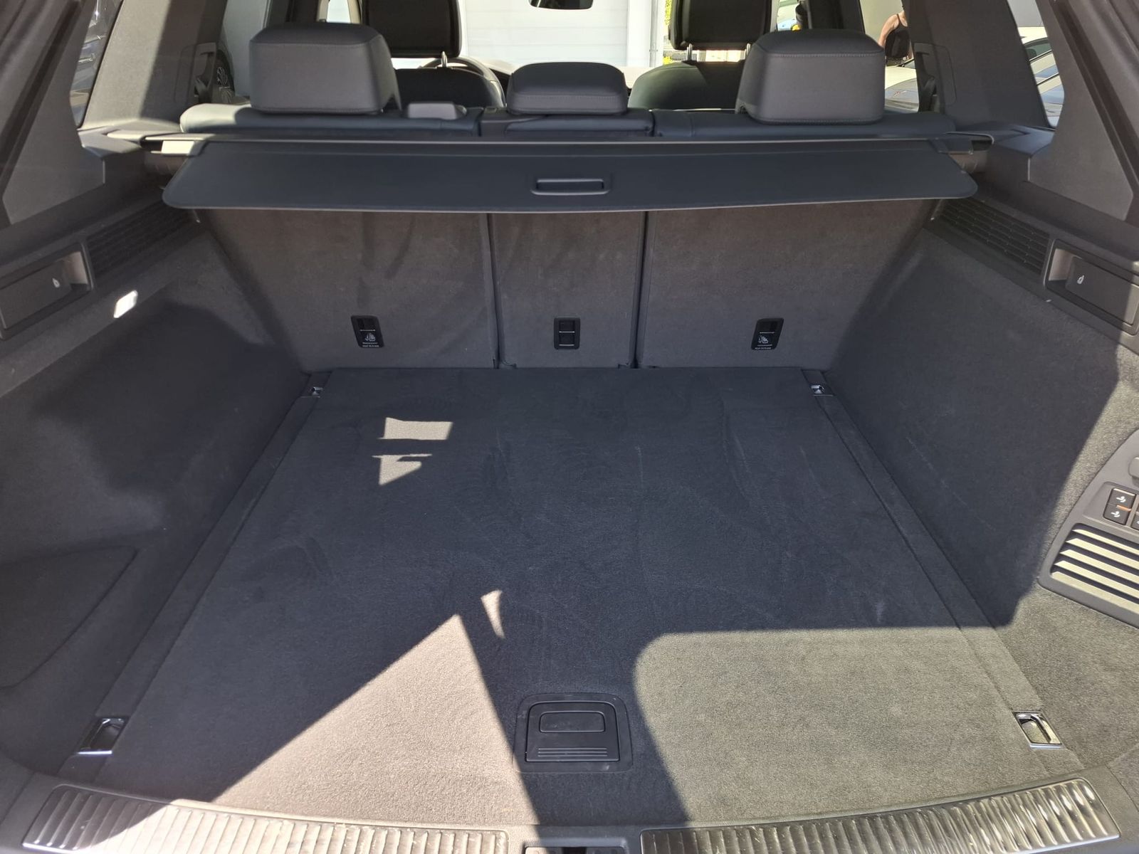 Fahrzeugabbildung Volkswagen Touareg 3.0TDI 4M R-Line VOLL Black 22" UPE 114T