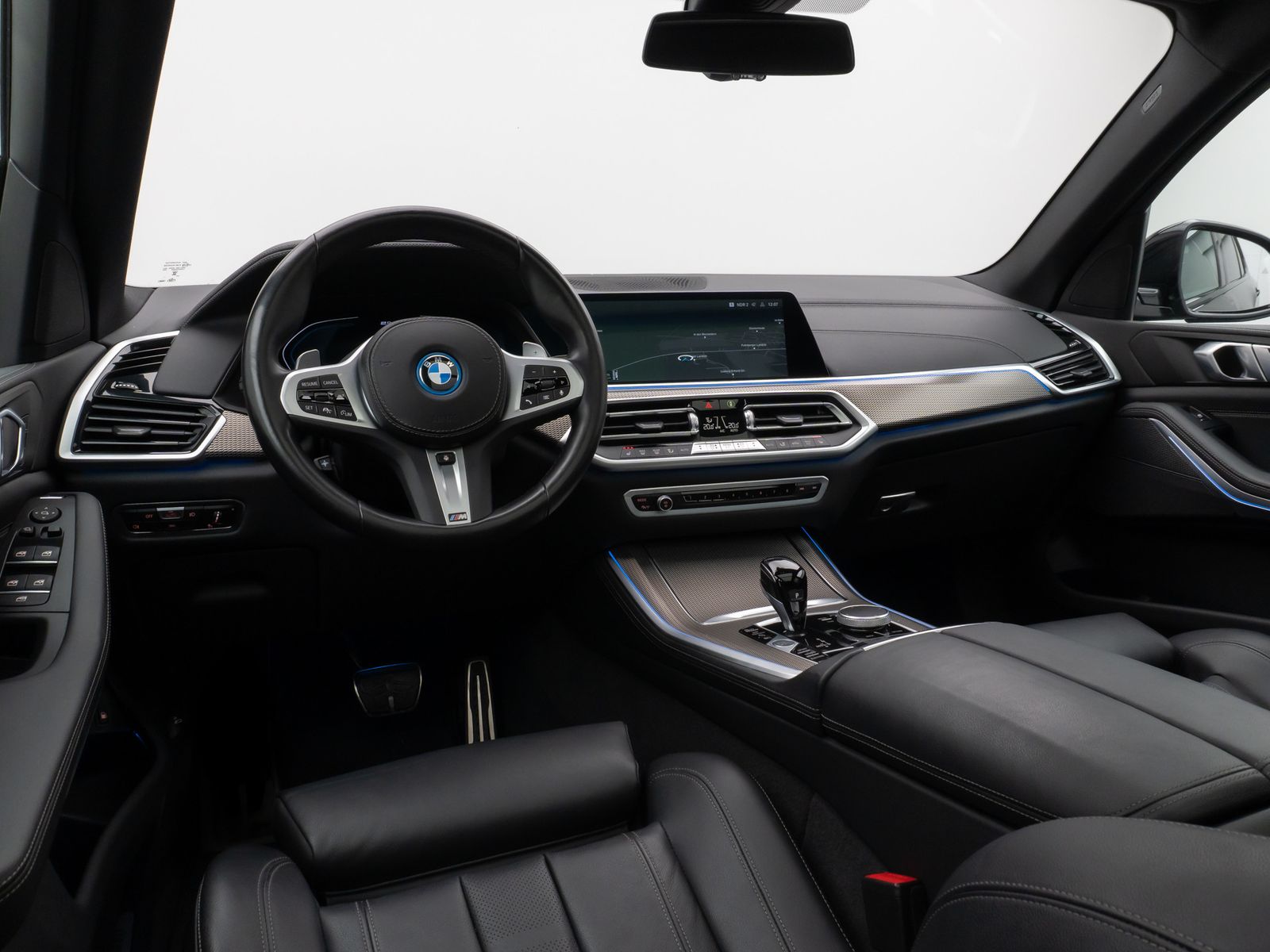 Fahrzeugabbildung BMW X5 xD45e M Sport Panorama 360° HUD DAB HiFi 21"