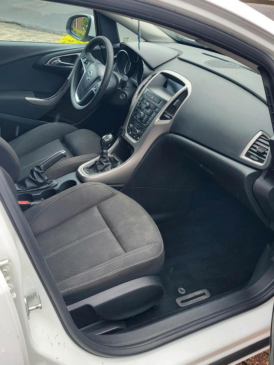 Opel Astra 2012 — photo 10