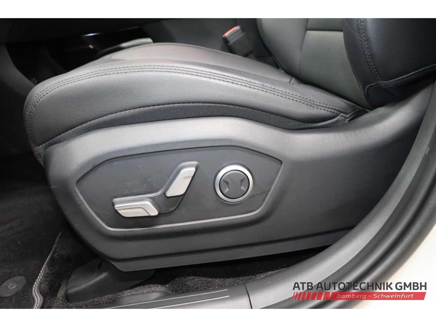 Fahrzeugabbildung Hyundai SANTA FE PHEV 1.6 T-GDI 4WD Signature Navi Leder