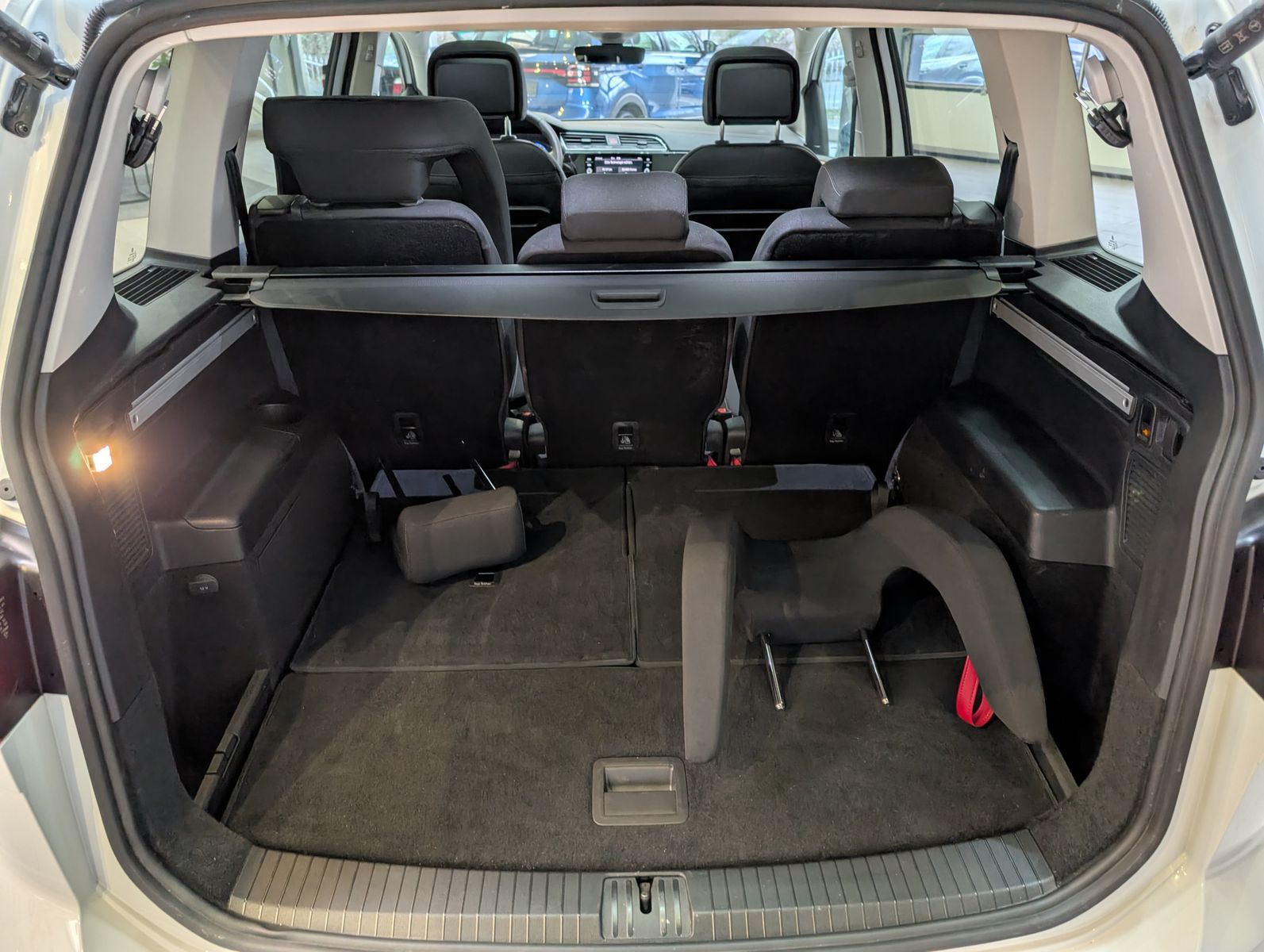 Fahrzeugabbildung Volkswagen Touran 2.0 DSG R-Line High. Pano 7-Si IQ.Dri AHK