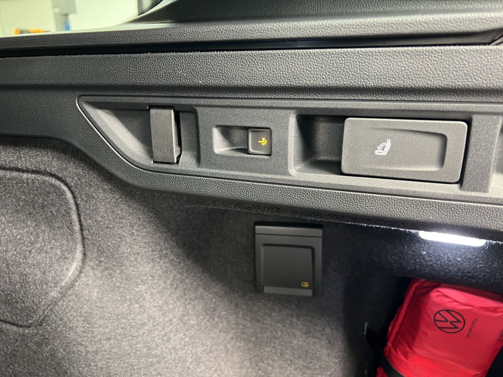 Passat Variant R-Line 1.5 TSI eHybrid AHK*Pano