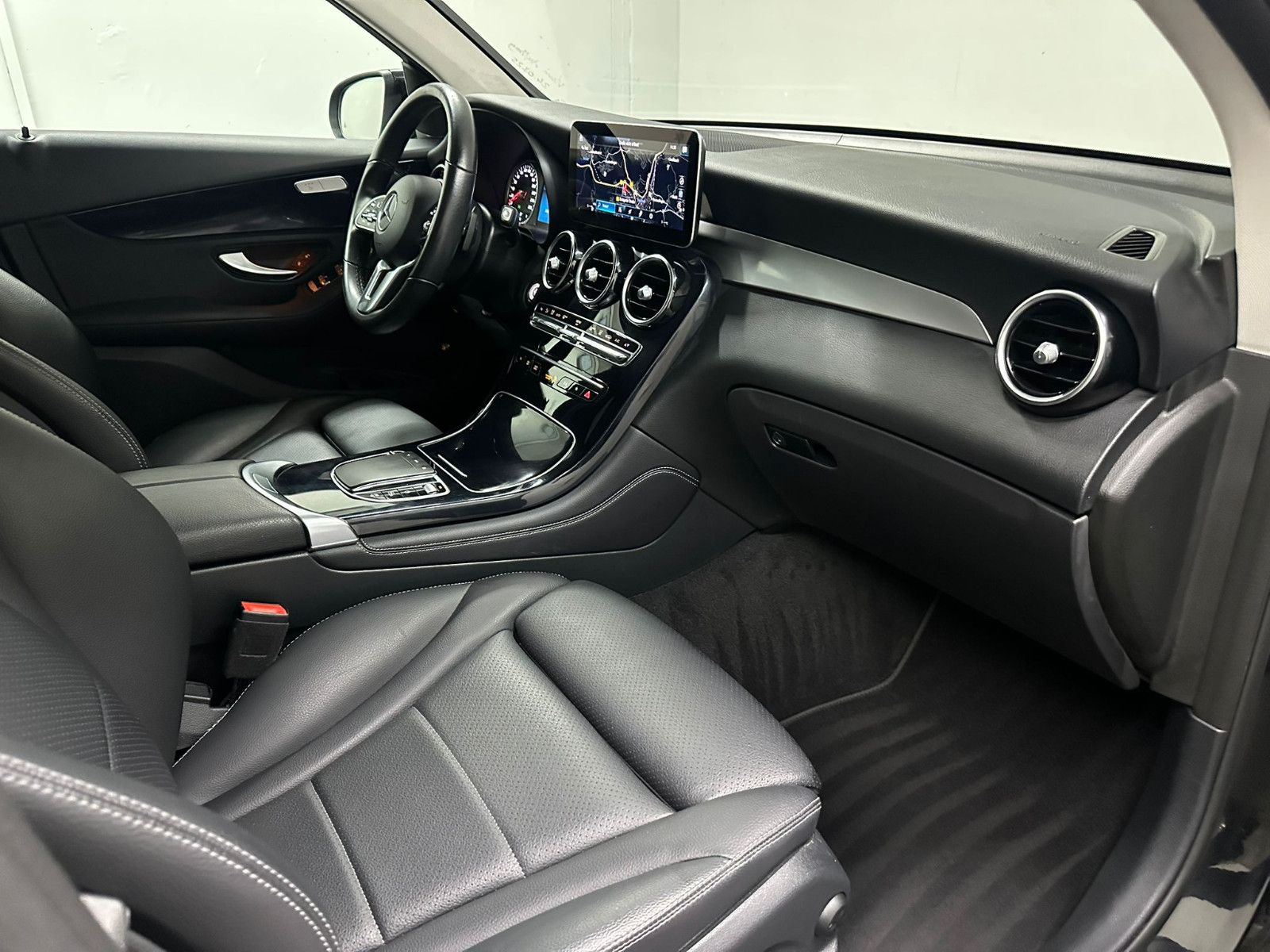 Fahrzeugabbildung Mercedes-Benz GLC 300 e 4MATIC Autom. *AHK*