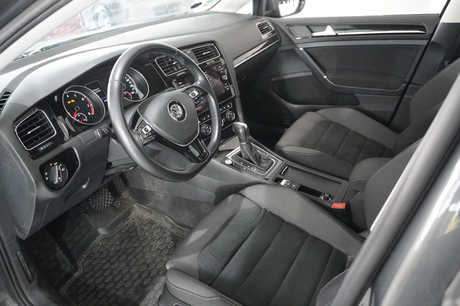 Fahrzeugabbildung Volkswagen Golf VII VARI. 1.5 TSI HIGHLINE NAVI/SPORT/AHK