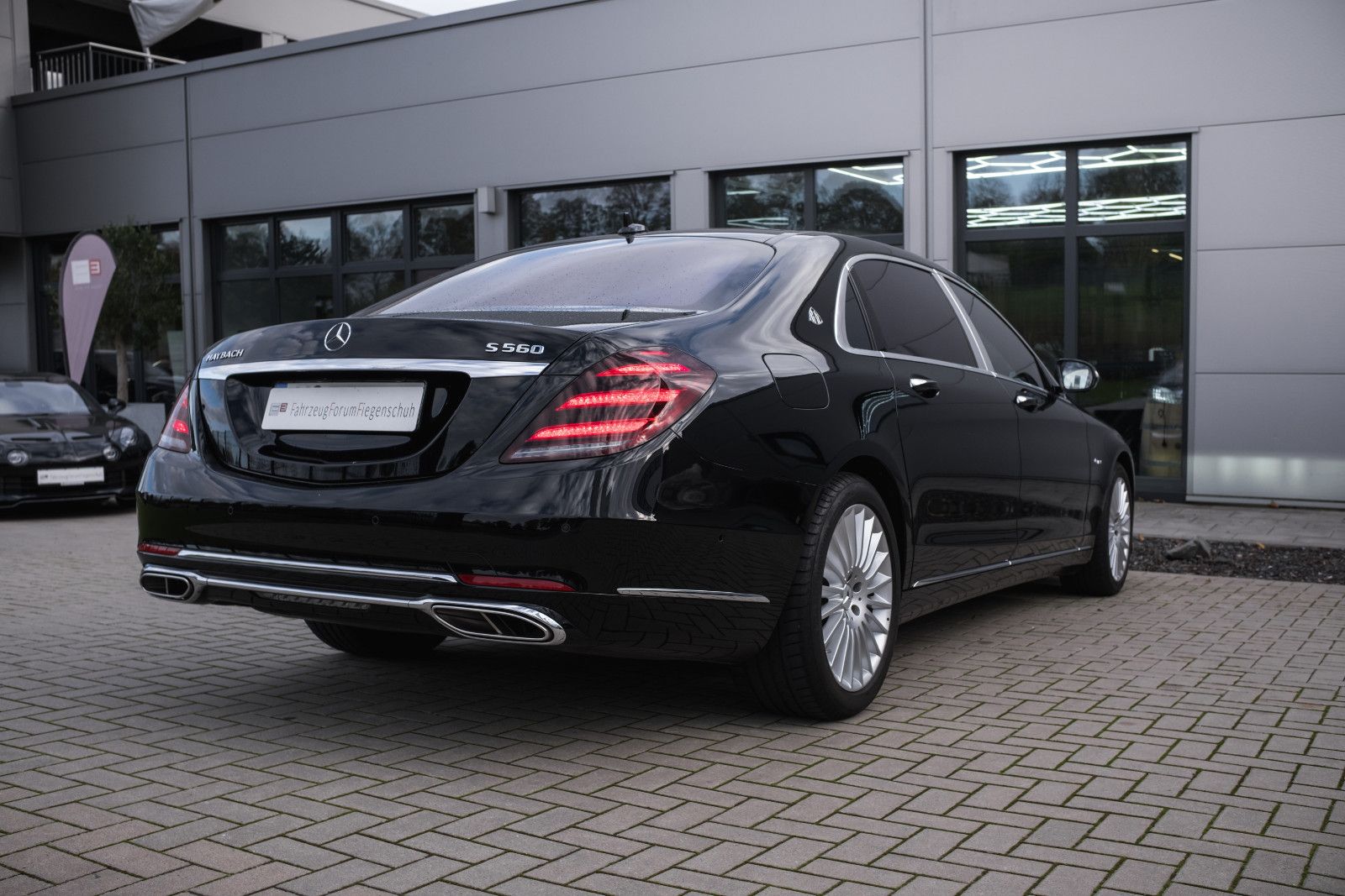 Fahrzeugabbildung Mercedes-Benz S 560 S  Maybach 4Matic-Park-Paket-Burmester