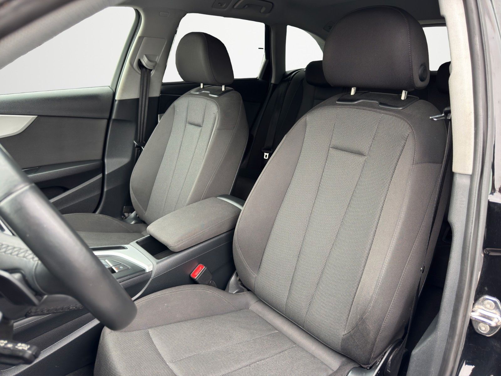 Fahrzeugabbildung Audi A4 AVANT 35 TFSI BLACK S-TRONIC NAVI LED ALLWETT