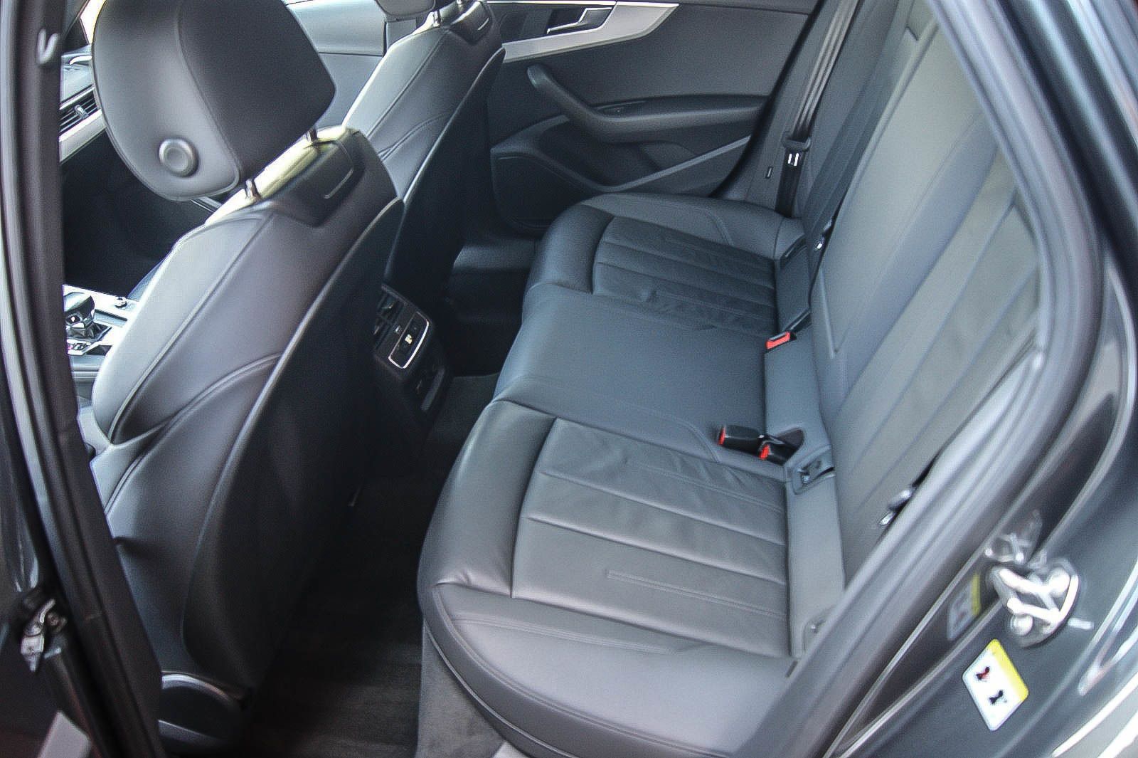 Fahrzeugabbildung Audi A4 Avant 45 TDI quattro S line PANORAMA KAMERA L
