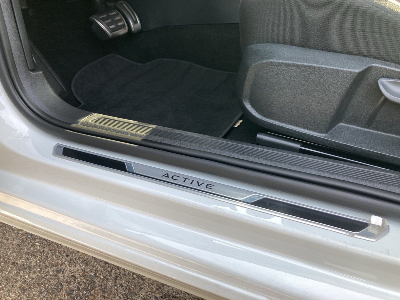 Fahrzeugabbildung Volkswagen Polo TSI Active DSG LED ACC PDC SH
