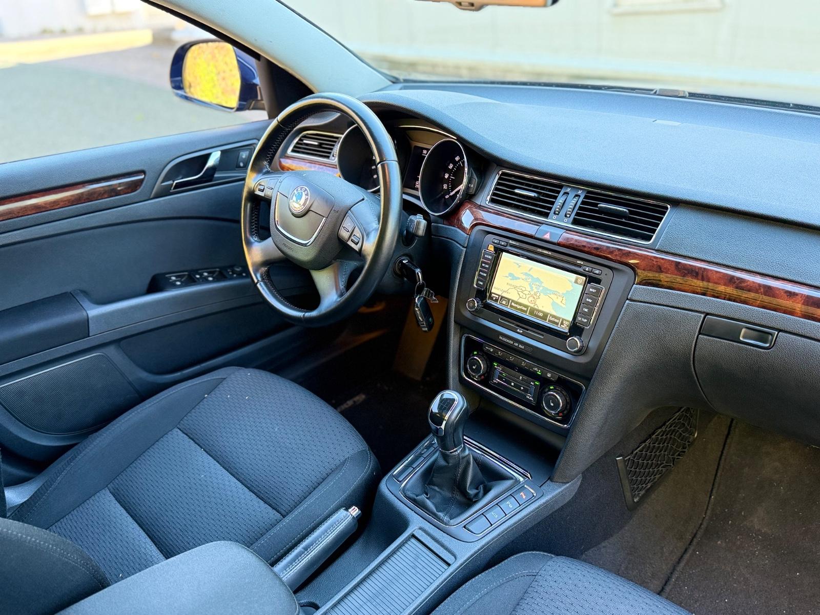 Skoda Superb 2012 — photo 16