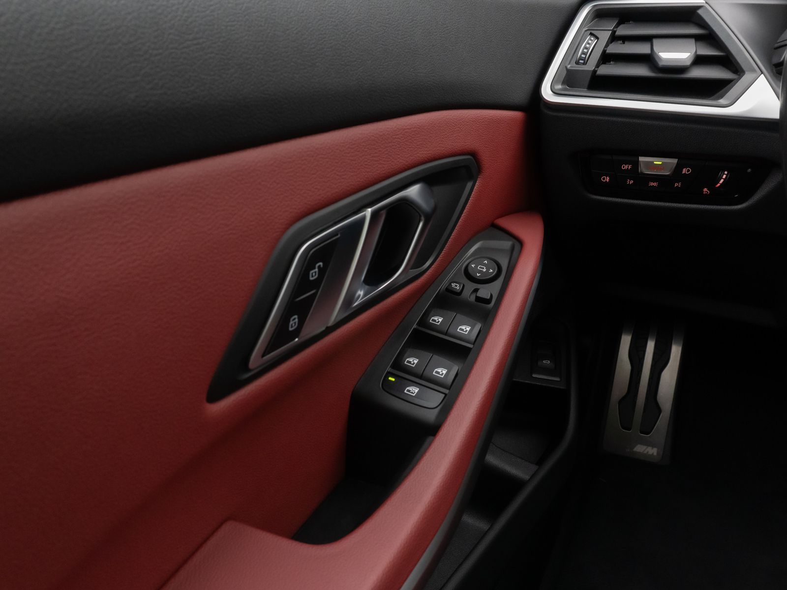 Fahrzeugabbildung BMW 330i M Sport Panorama Kamera DAB H/K DrivAssist