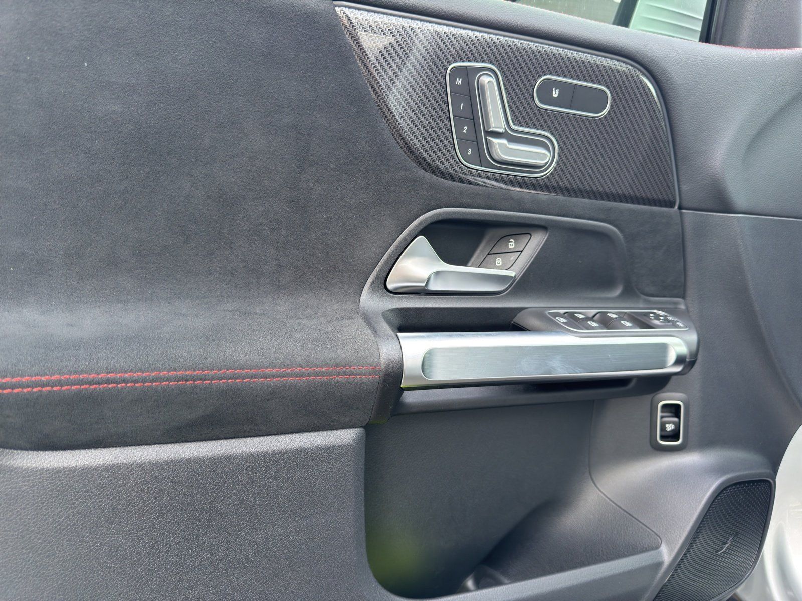 Fahrzeugabbildung Mercedes-Benz GLB 200d 4M AMG 7-Sitz DISTRO Pano HUD Memo MLED
