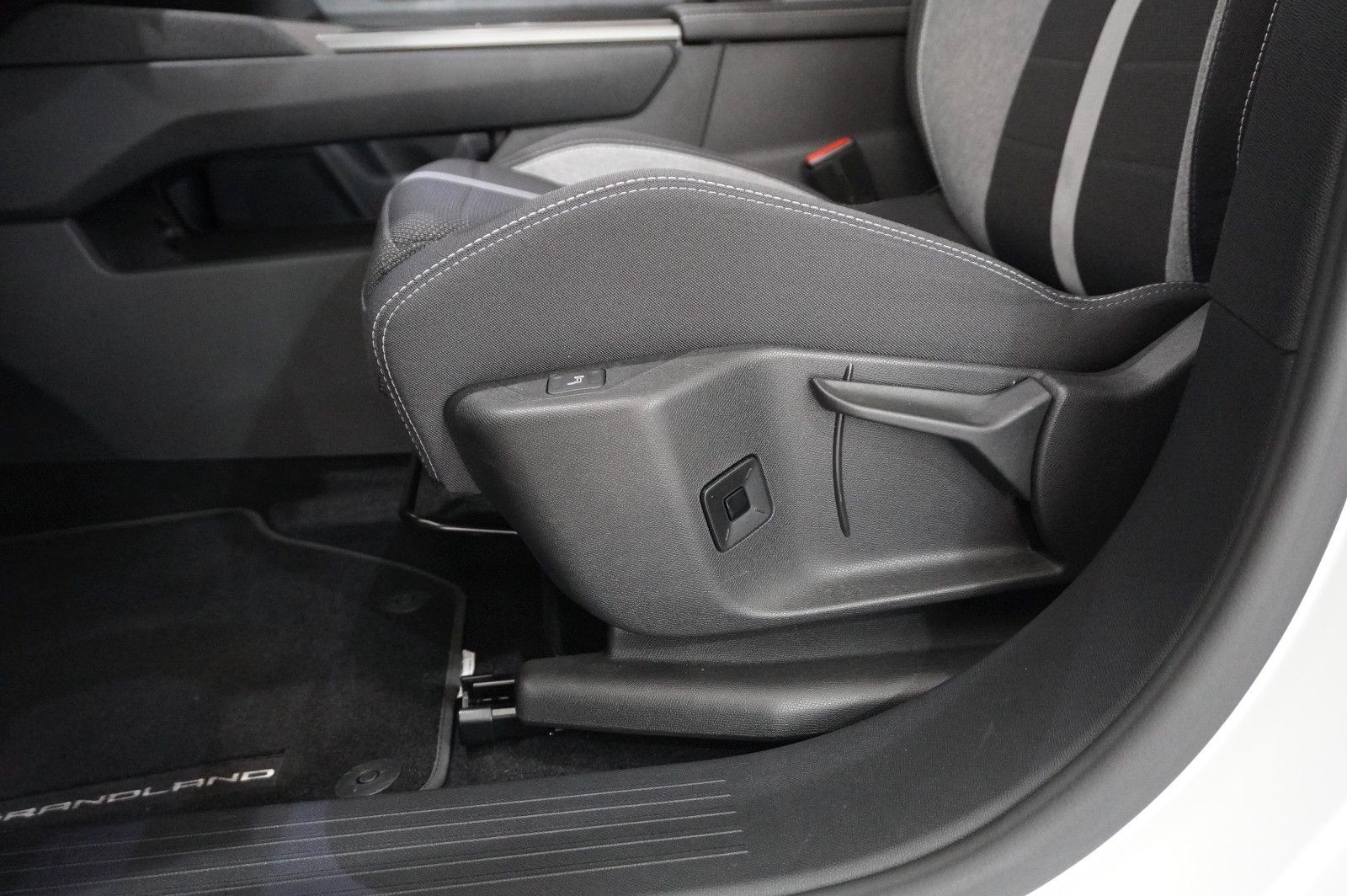Fahrzeugabbildung Opel Grandland 1.2 48V HYBRID EDIT. NAVI/LED/KAMERA