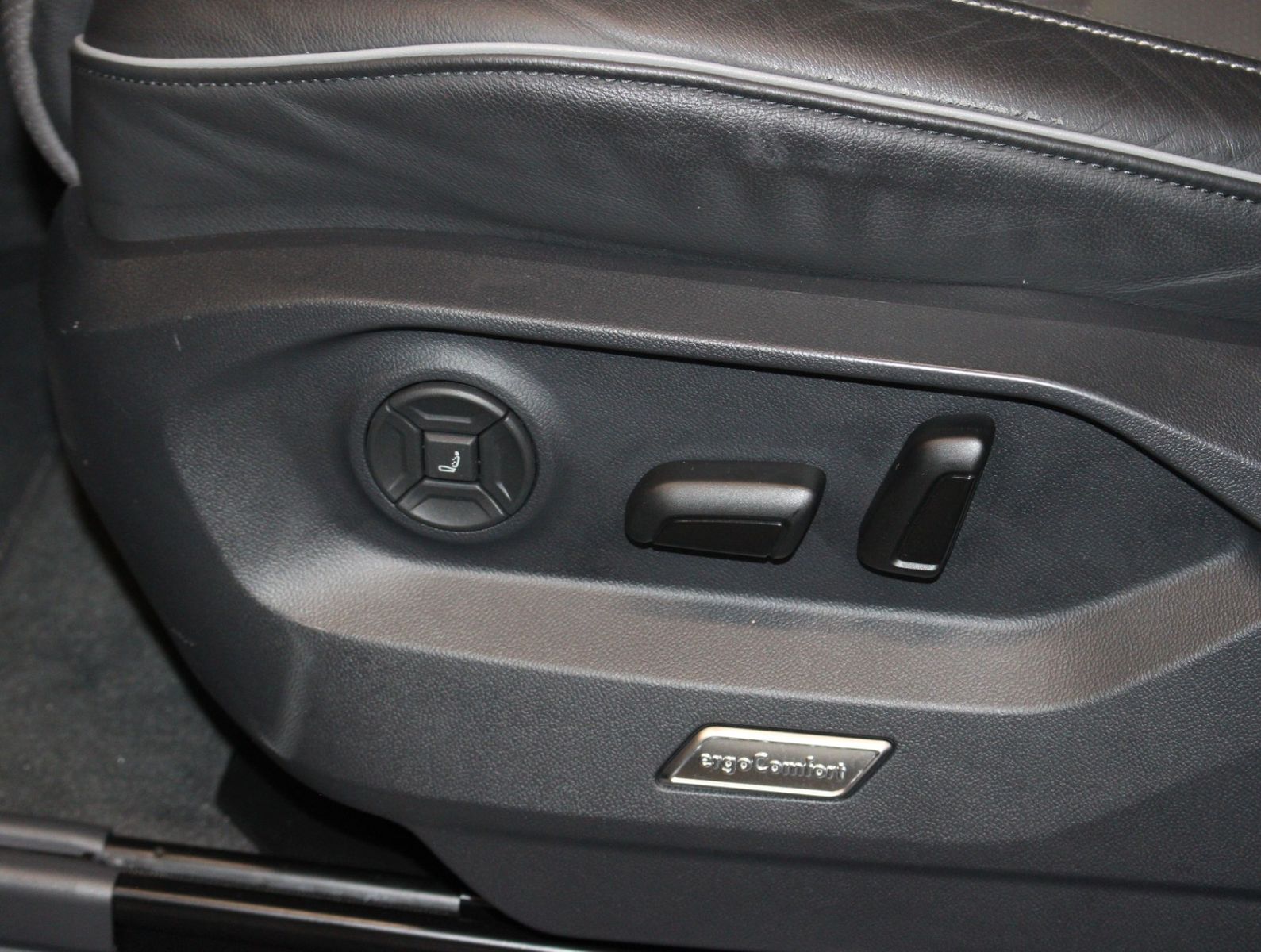 Fahrzeugabbildung Volkswagen Touareg 4.0 V8 TDI  4M  R-Line*PNRM*AHK*HUD*Voll