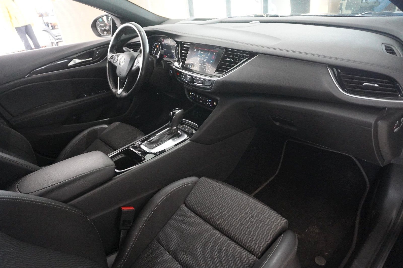 Fahrzeugabbildung Opel Insignia B ST 2.0D ELEGANCE 4X4 NAVI/HUD/BOSE/AH