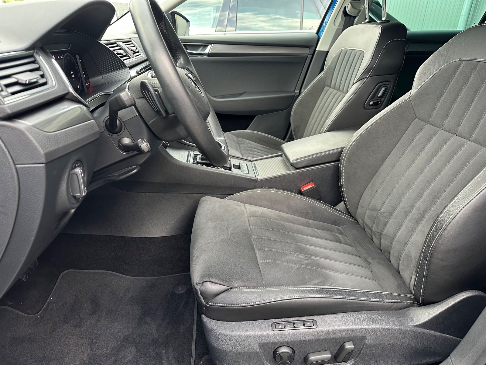 Fahrzeugabbildung SKODA Superb Combi 2.0 TDI DSG 4x4 Style NAV+LED+AHK