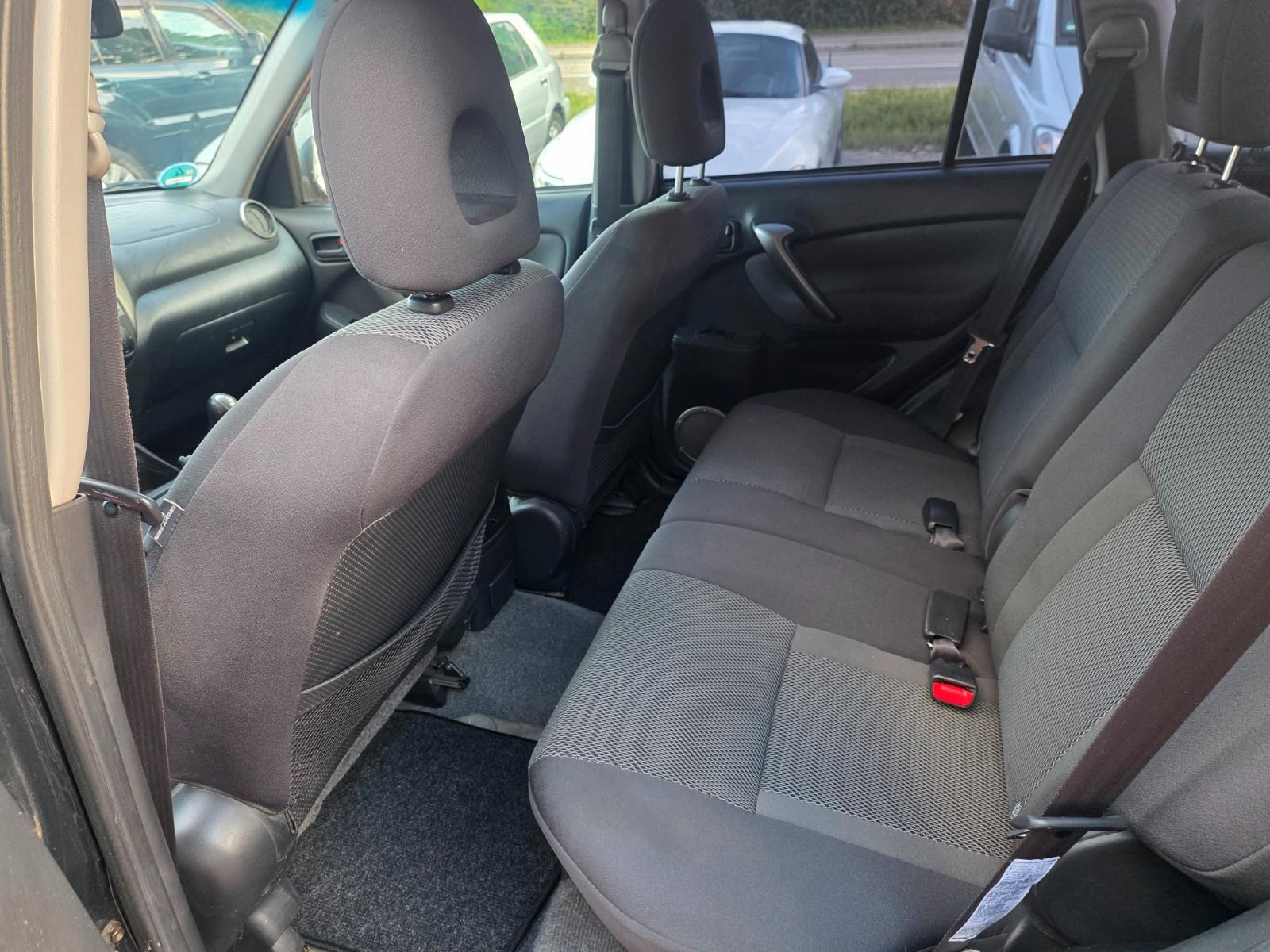 Toyota RAV4 2.0 D-4D 116 ch 4x4 Sol • Clim auto • Attelage • Radar de recul • Barres de toit
