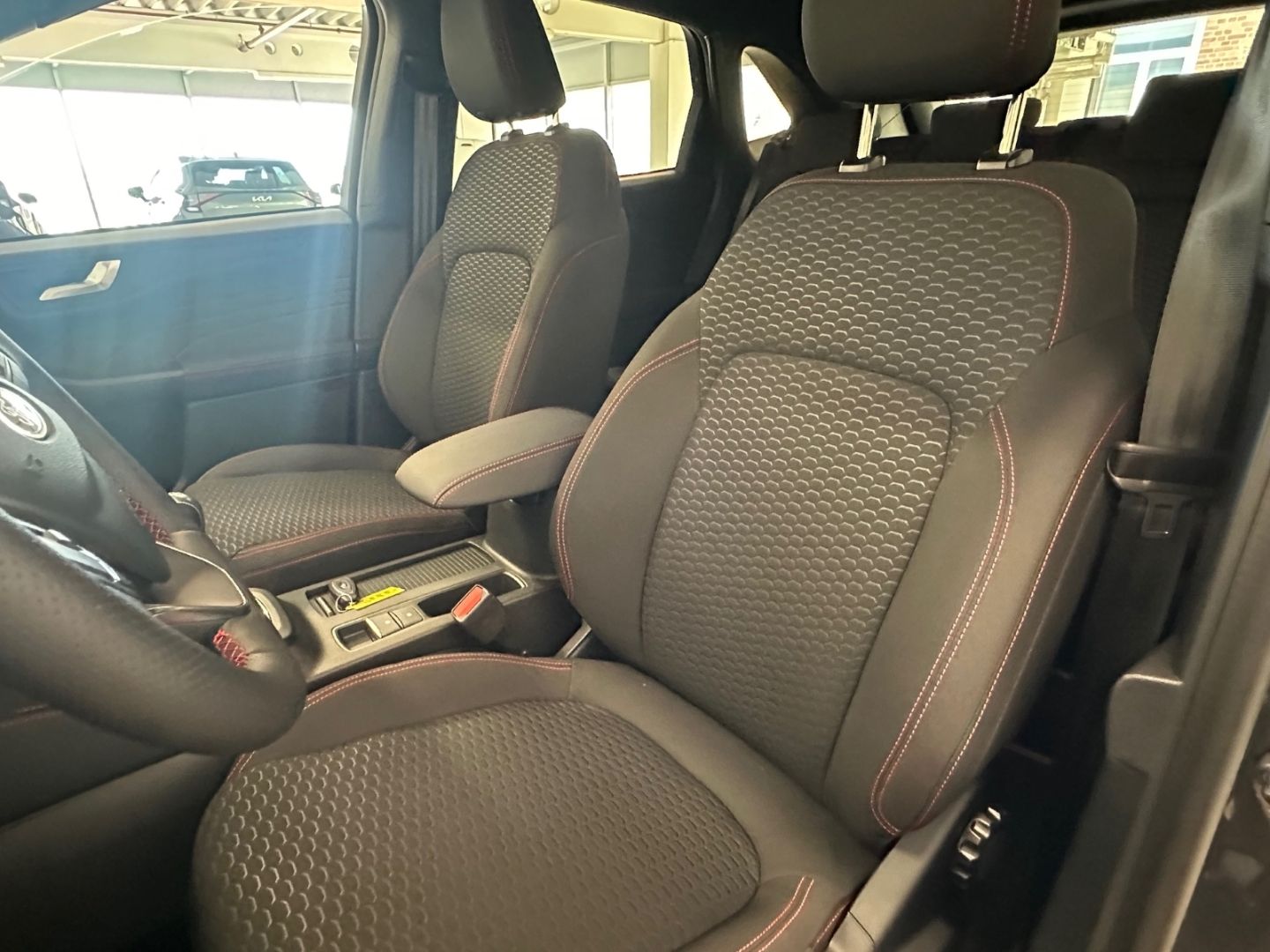 Fahrzeugabbildung Ford Kuga ST-Line 1.5 LED Kamera Induktives laden