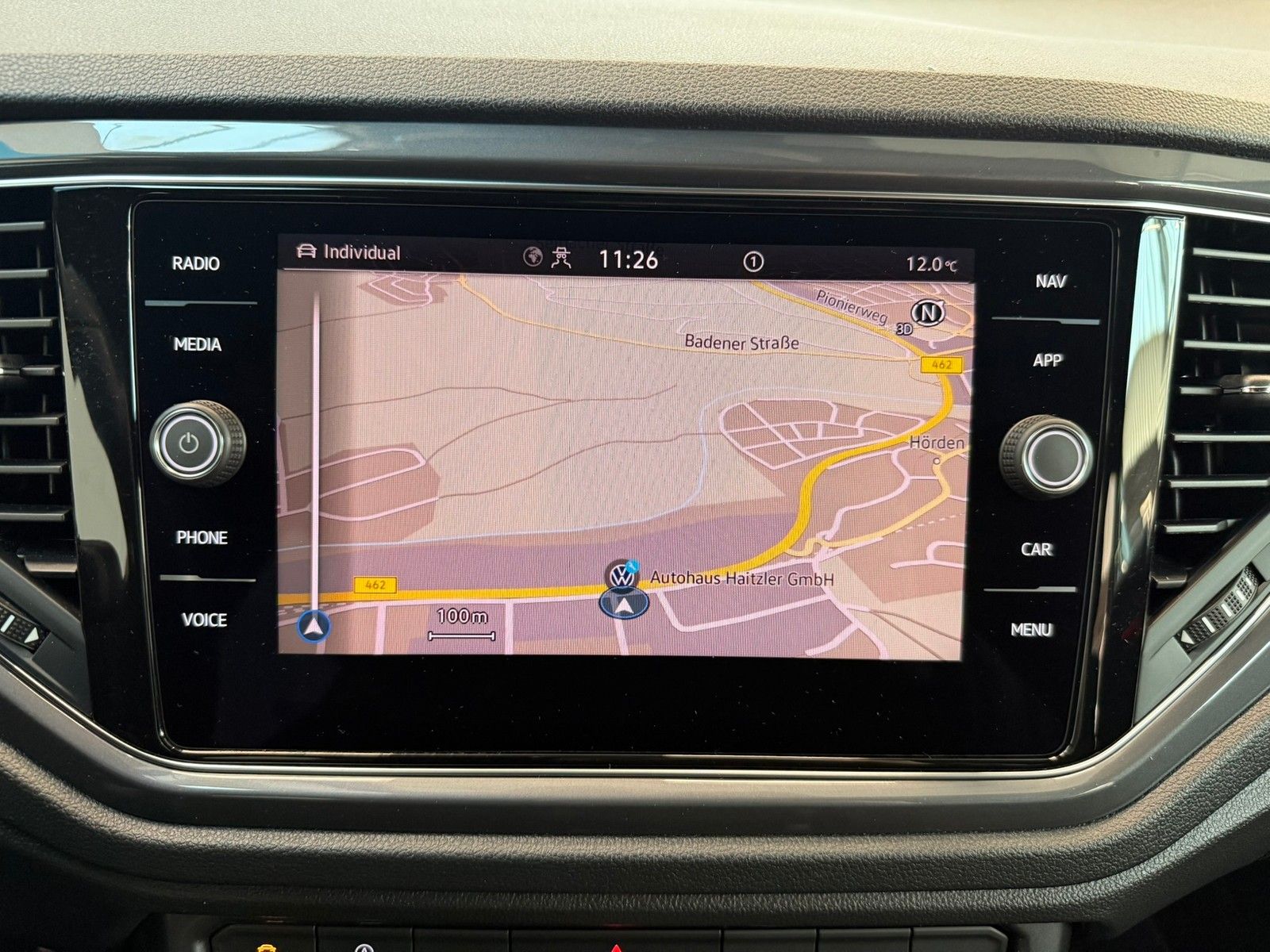 Fahrzeugabbildung Volkswagen T-Roc 1.5 TSI Sport DSG +AHK+Navi+ACC+Light-Ass.