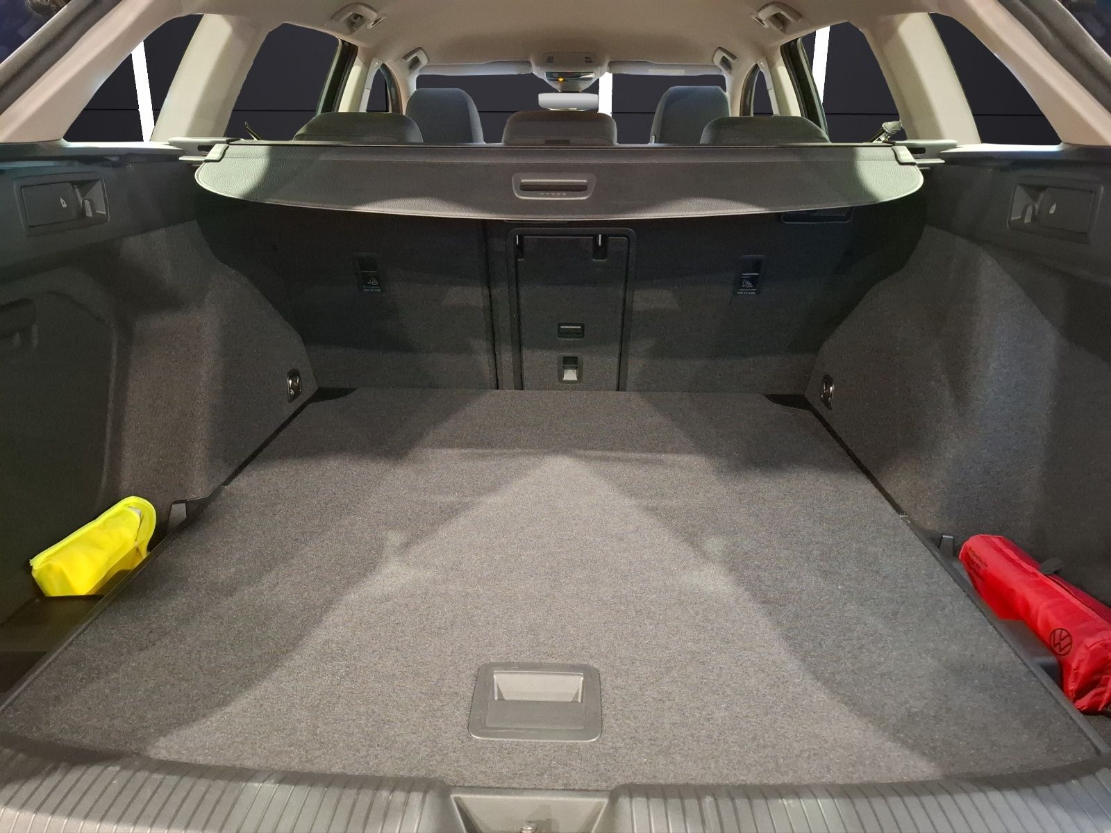 Fahrzeugabbildung Volkswagen Golf VIII Variant eTSI Life DSG LEDplus Navi AID